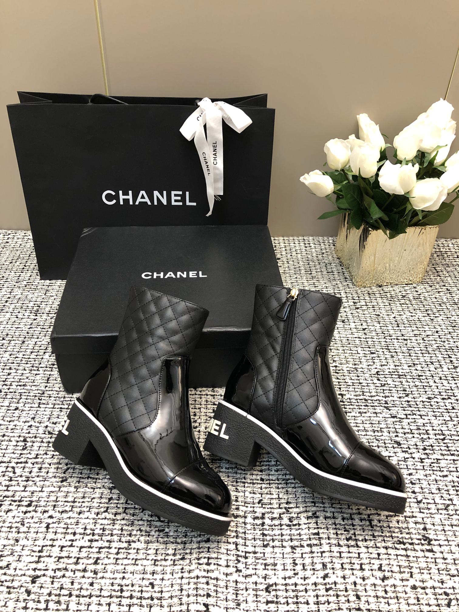 [TOP] CHANEL CC Boots - Black & White