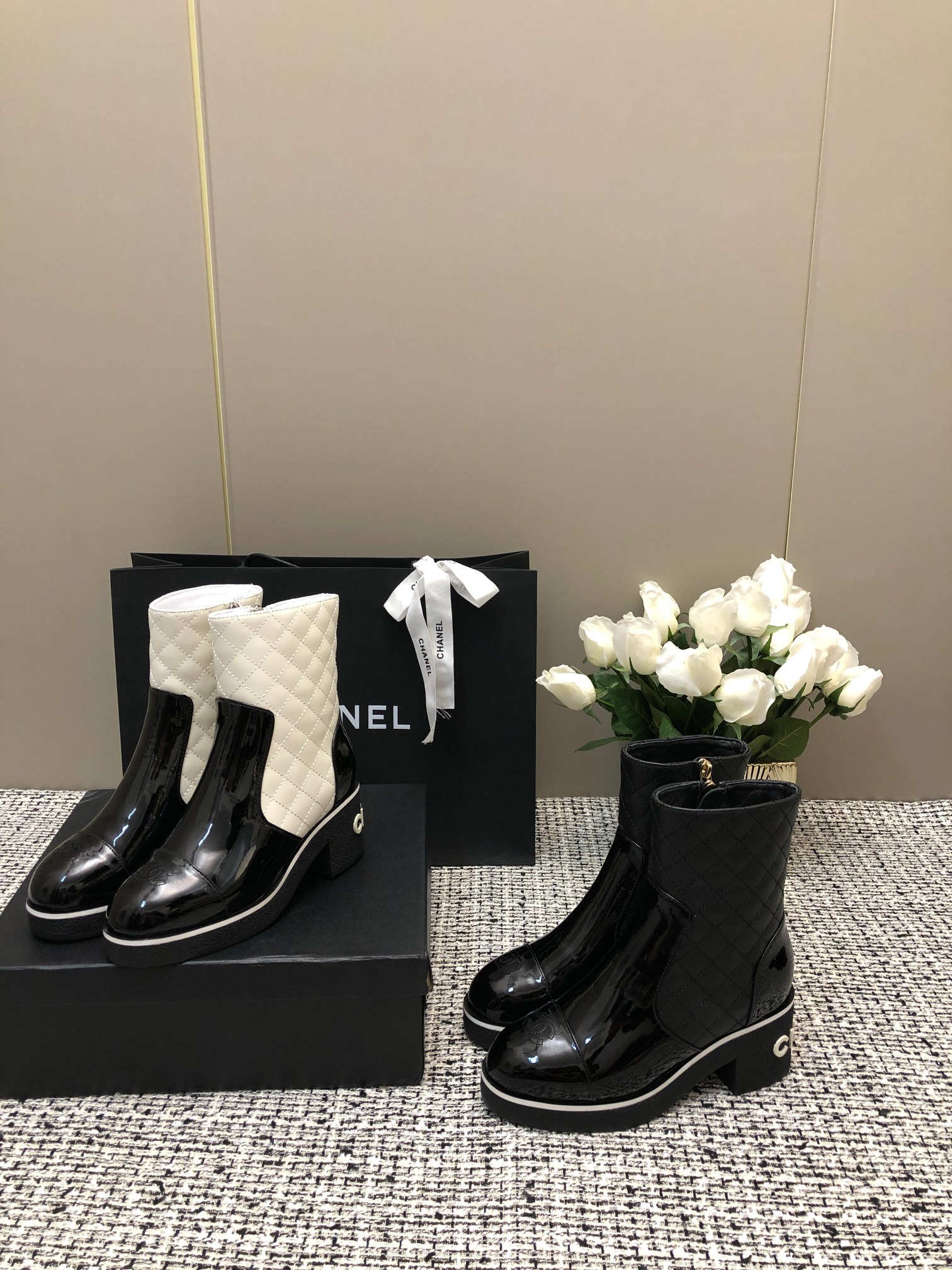 [TOP] CHANEL CC Boots - Black & White