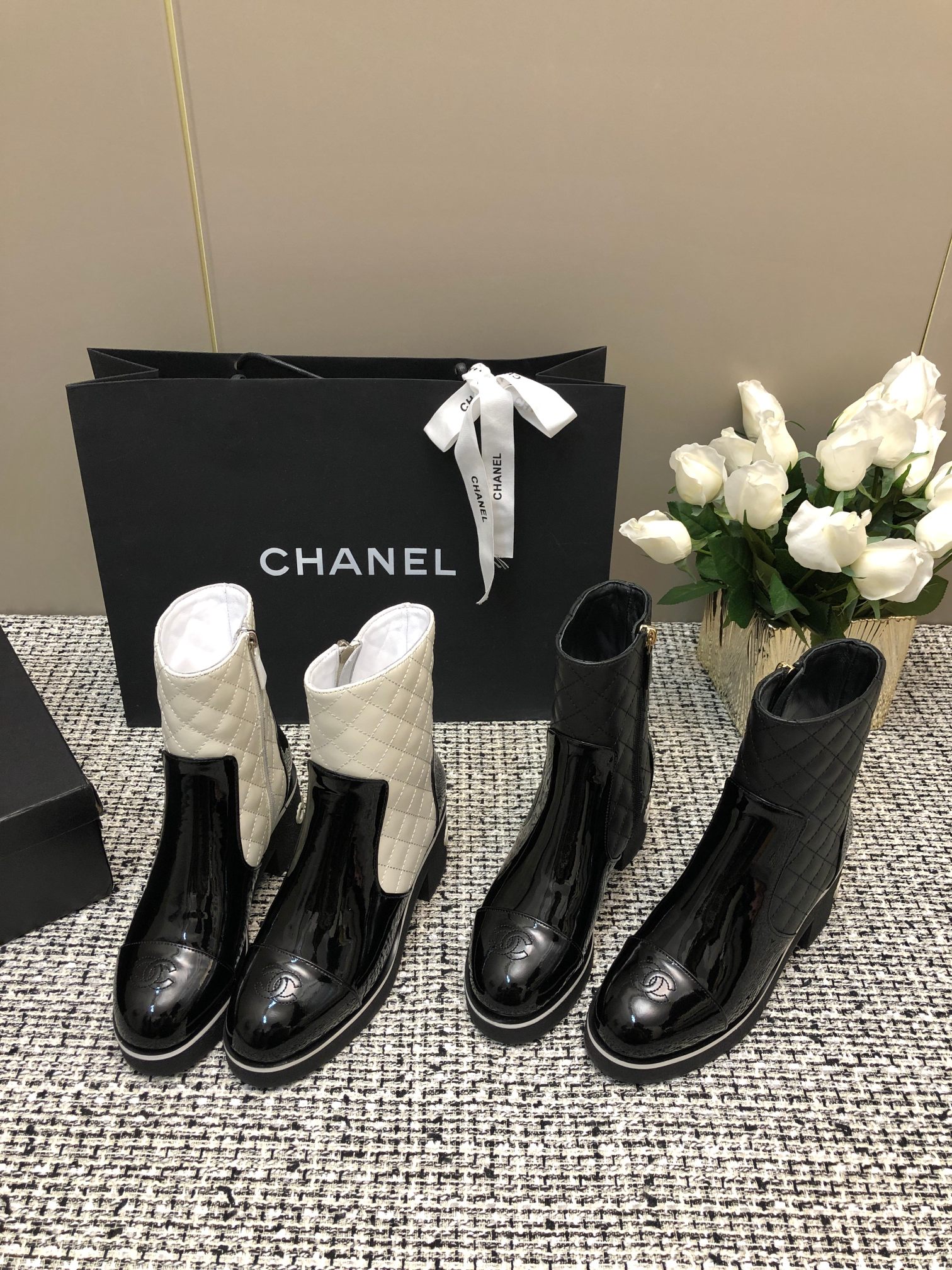 [TOP] CHANEL CC Boots - Black & White