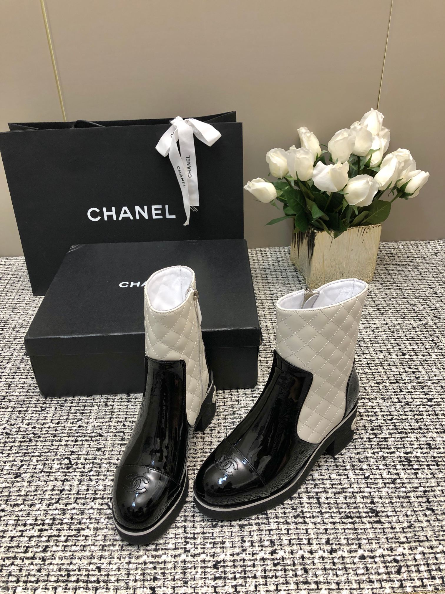 [TOP] CHANEL CC Boots - Black & White