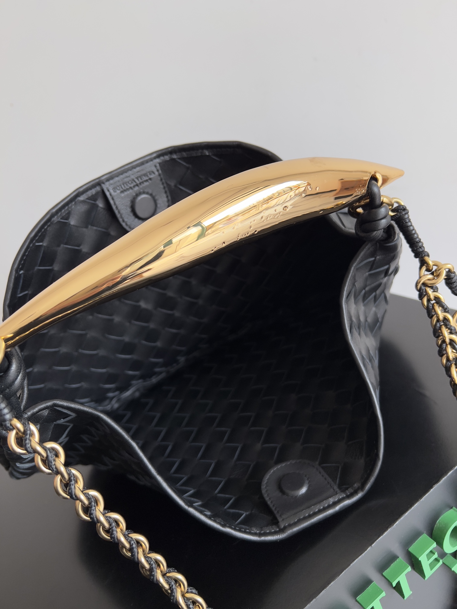 [TOP] Bottega Veneta BV Sardine Bag Intrecciato Weave with Chain 33x20x4 cm - Black