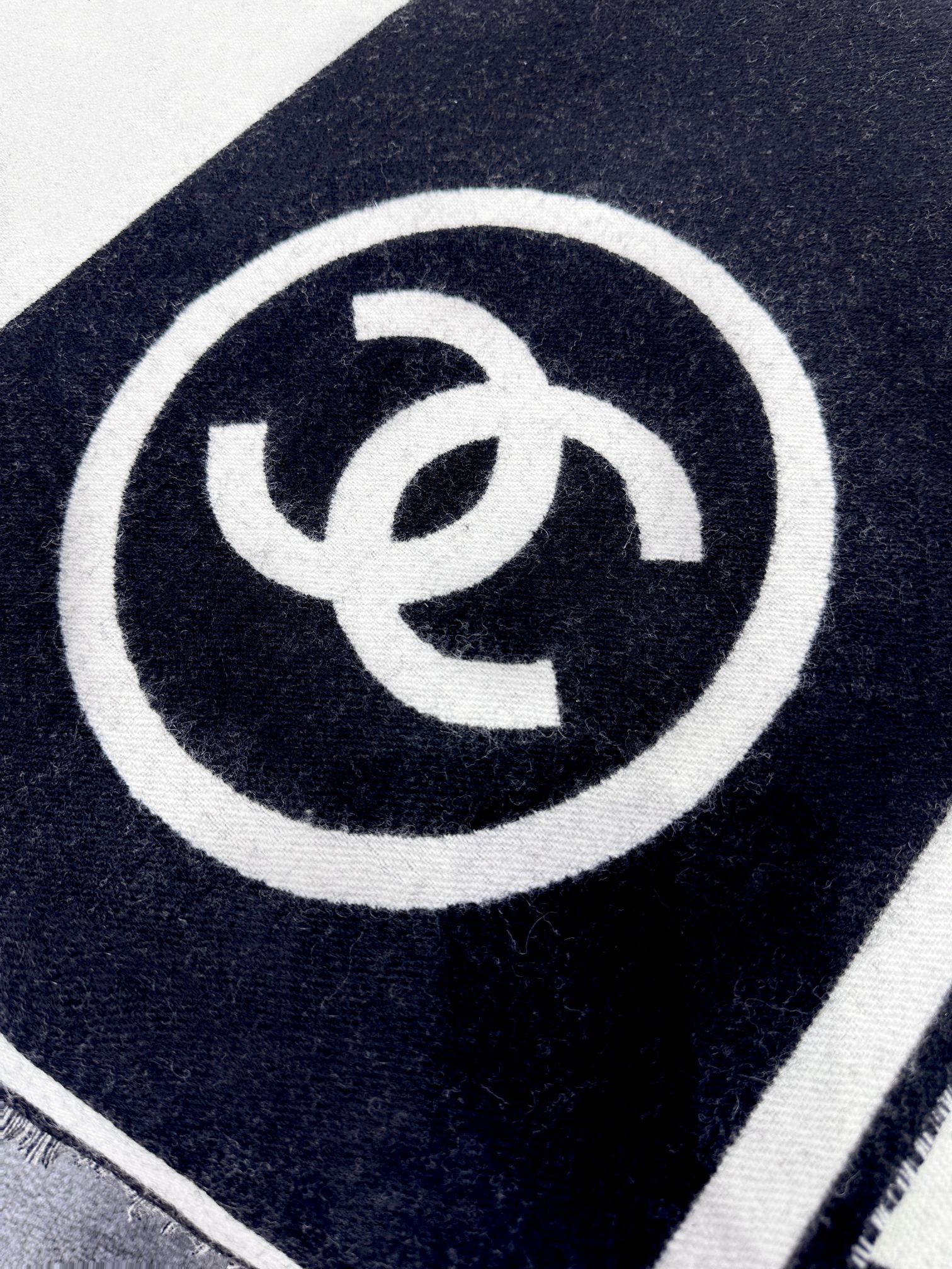 [TOP] CHANEL Black and White Symmetrical Double-sided Scarf 65x195cm - Black and White