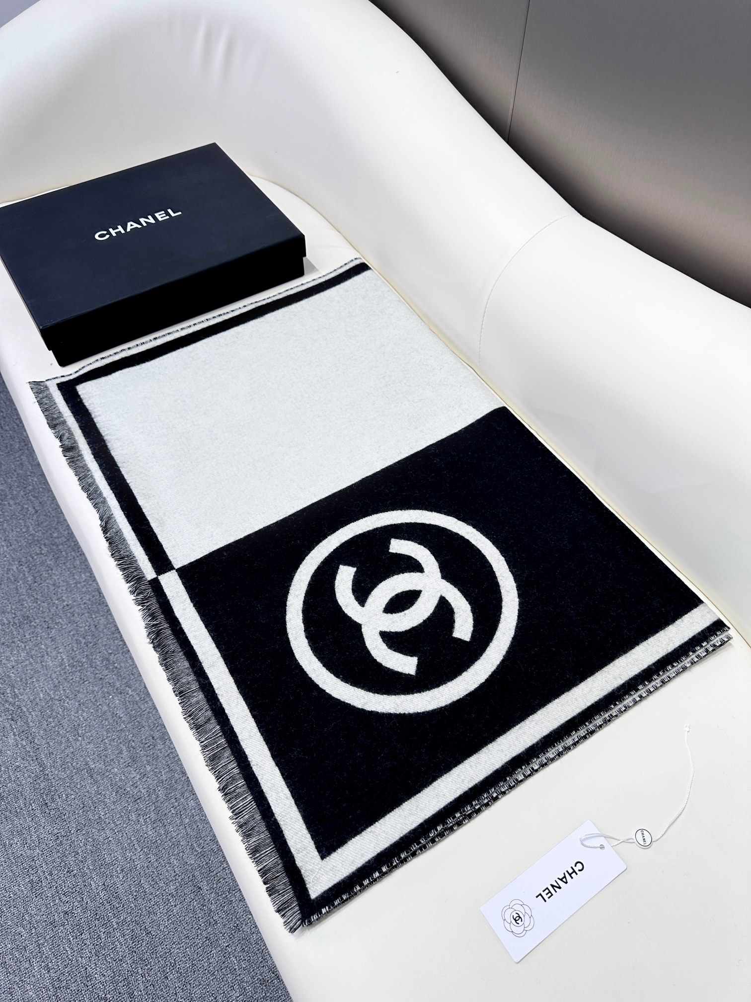 [TOP] CHANEL Black and White Symmetrical Double-sided Scarf 65x195cm - Black and White