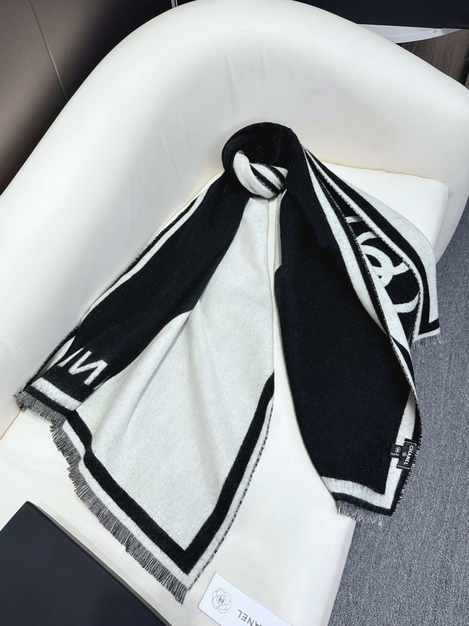 [TOP] CHANEL Black and White Symmetrical Double-sided Scarf 65x195cm - Black and White
