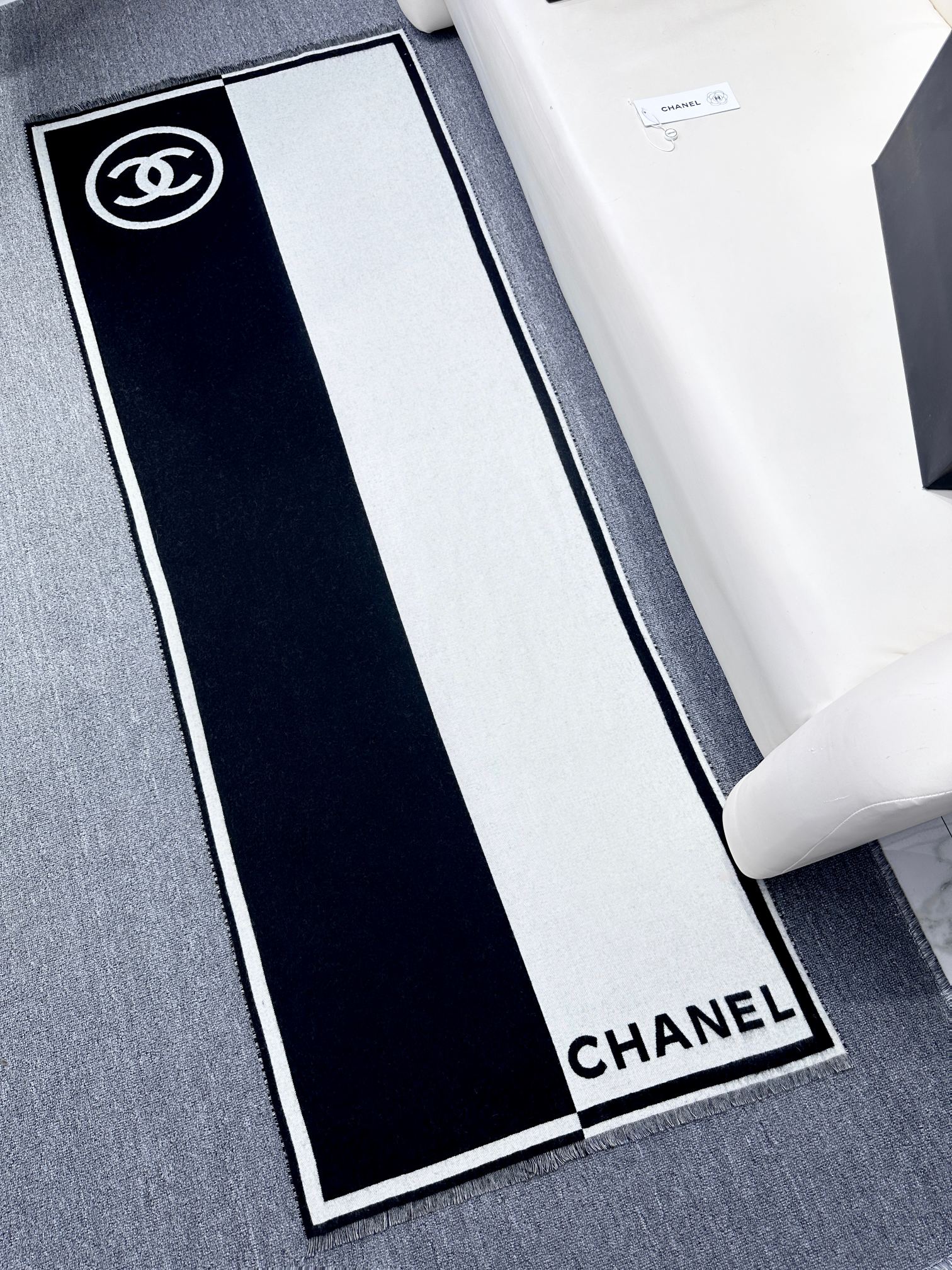 [TOP] CHANEL Black and White Symmetrical Double-sided Scarf 65x195cm - Black and White