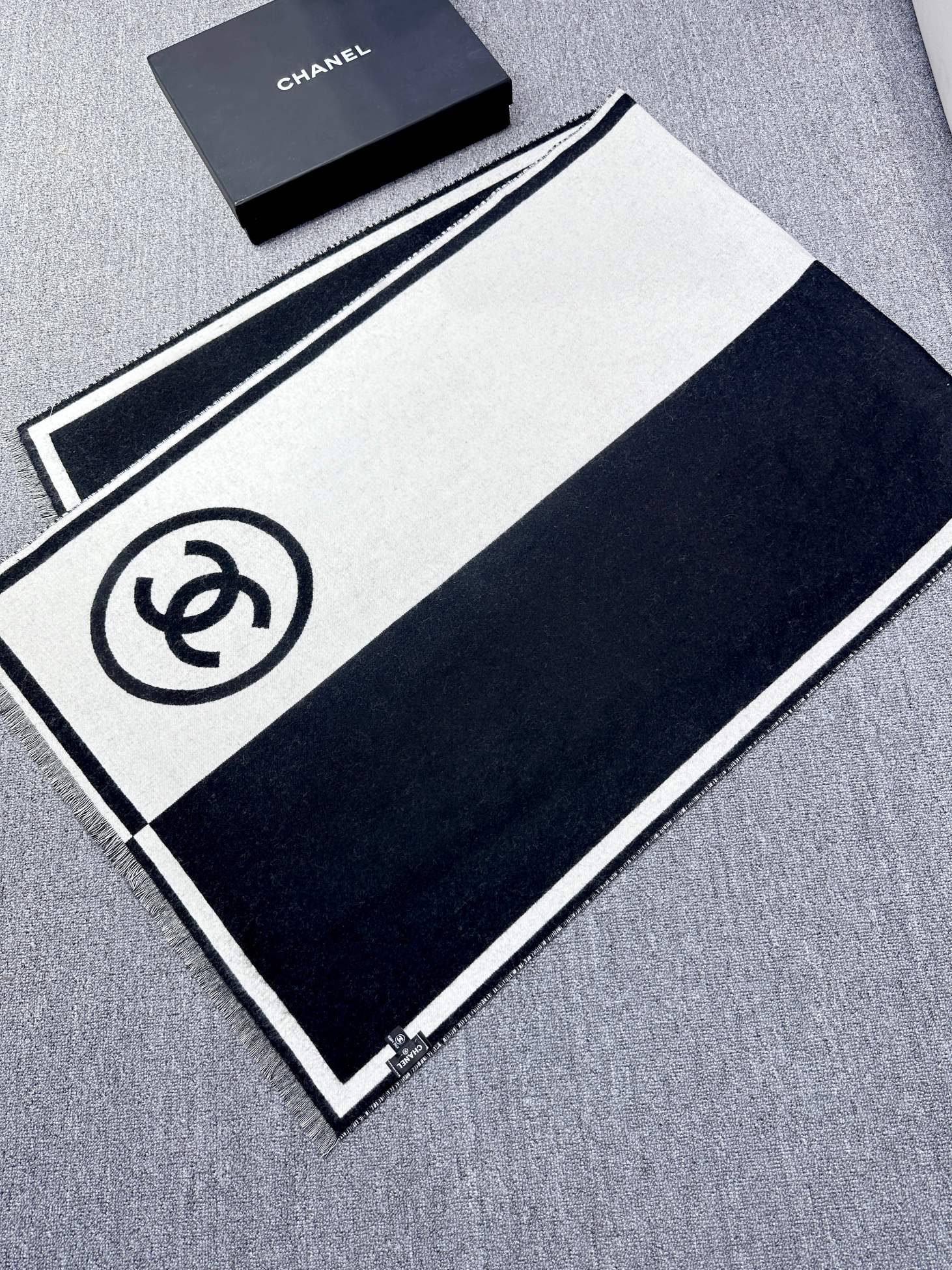 [TOP] CHANEL Black and White Symmetrical Double-sided Scarf 65x195cm - Black and White
