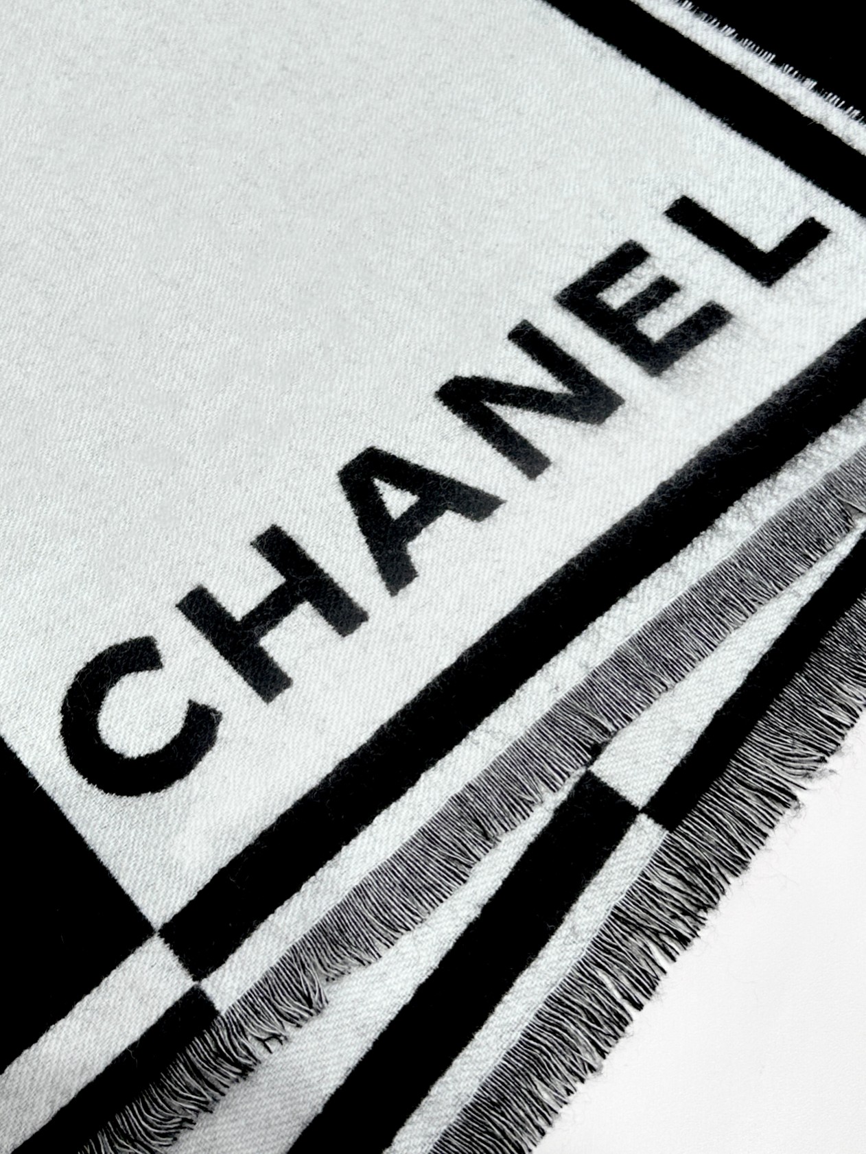 [TOP] CHANEL Black and White Symmetrical Double-sided Scarf 65x195cm - Black and White
