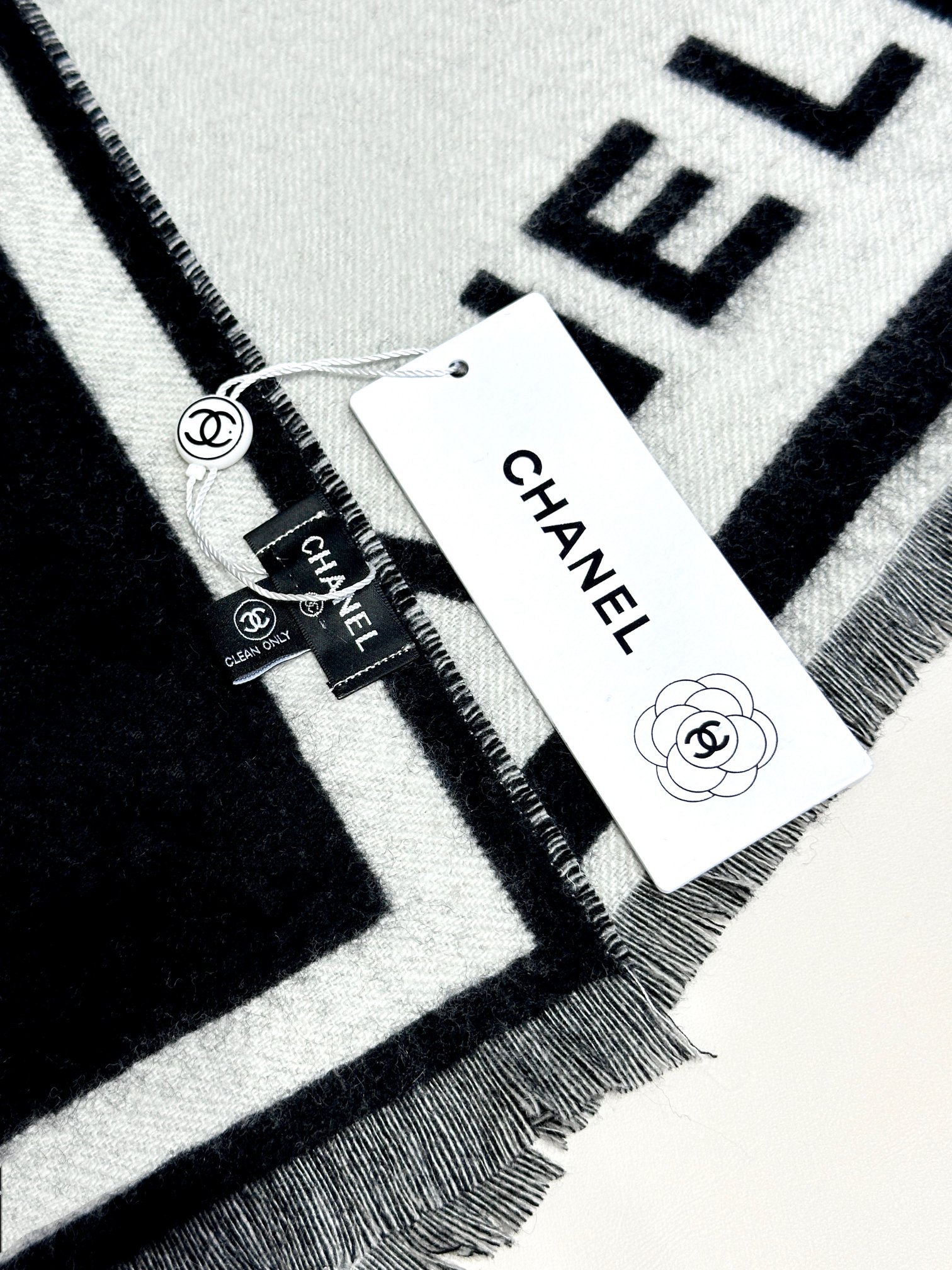 [TOP] CHANEL Black and White Symmetrical Double-sided Scarf 65x195cm - Black and White