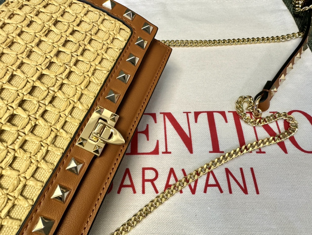 [TOP] VALENTINO Rockstud Bags Raffia Envelope Bag 18.5x12x4cm - Brown