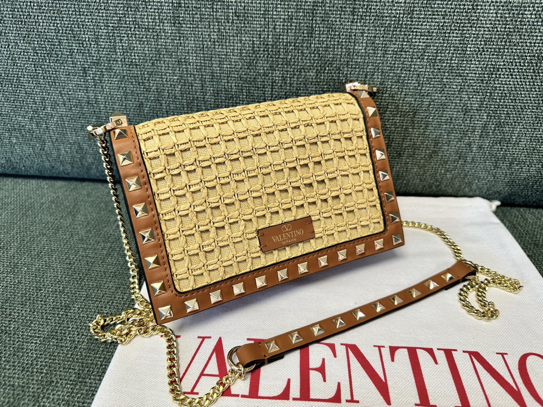[TOP] VALENTINO Rockstud Bags Raffia Envelope Bag 18.5x12x4cm - Brown