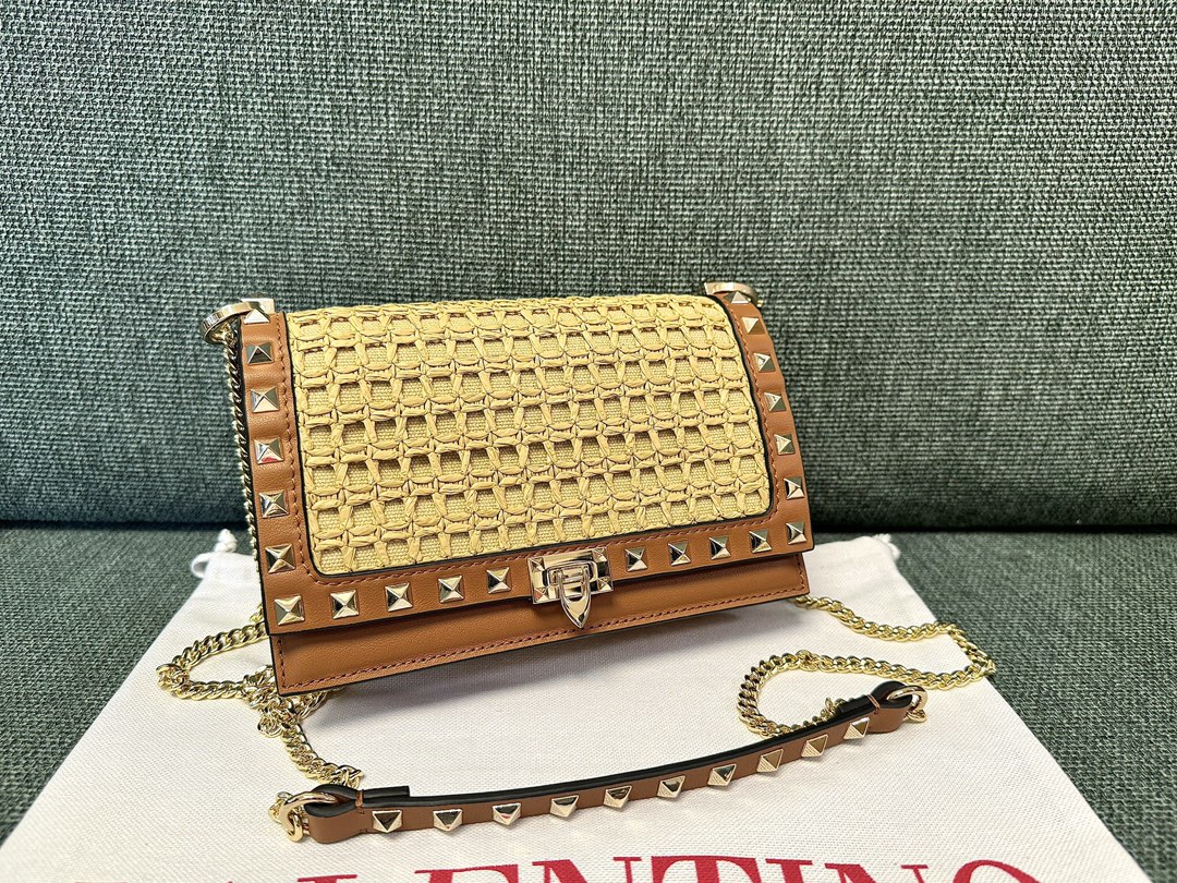 [TOP] VALENTINO Rockstud Bags Raffia Envelope Bag 18.5x12x4cm - Brown