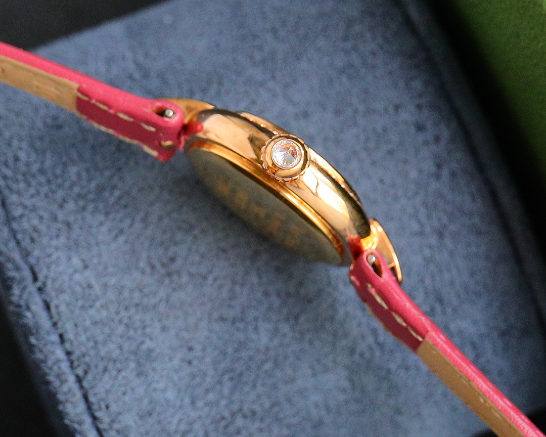 [TOP] Van Cleef & Arpels Watch - Red