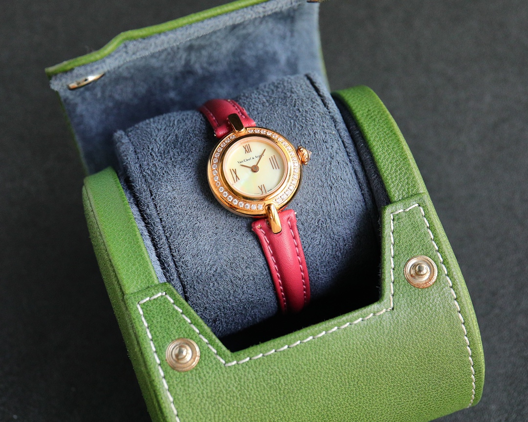 [TOP] Van Cleef & Arpels Watch - Red