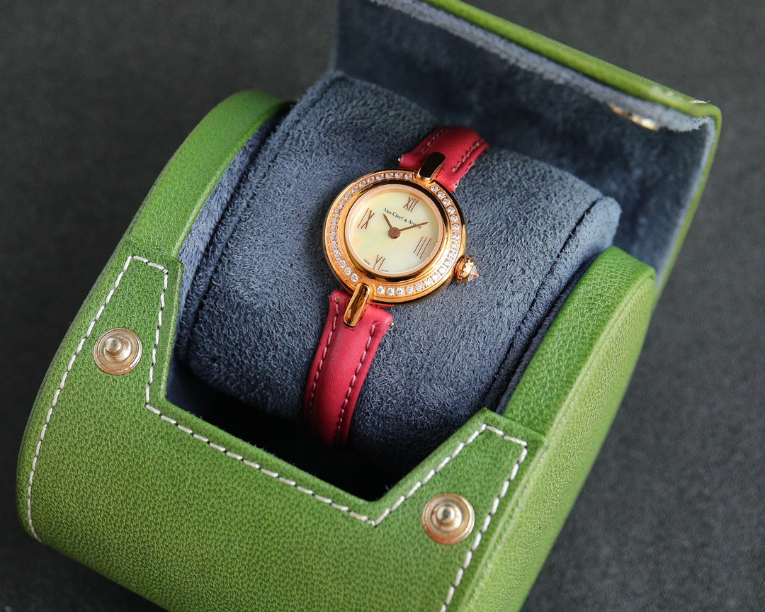 [TOP] Van Cleef & Arpels Watch - Red