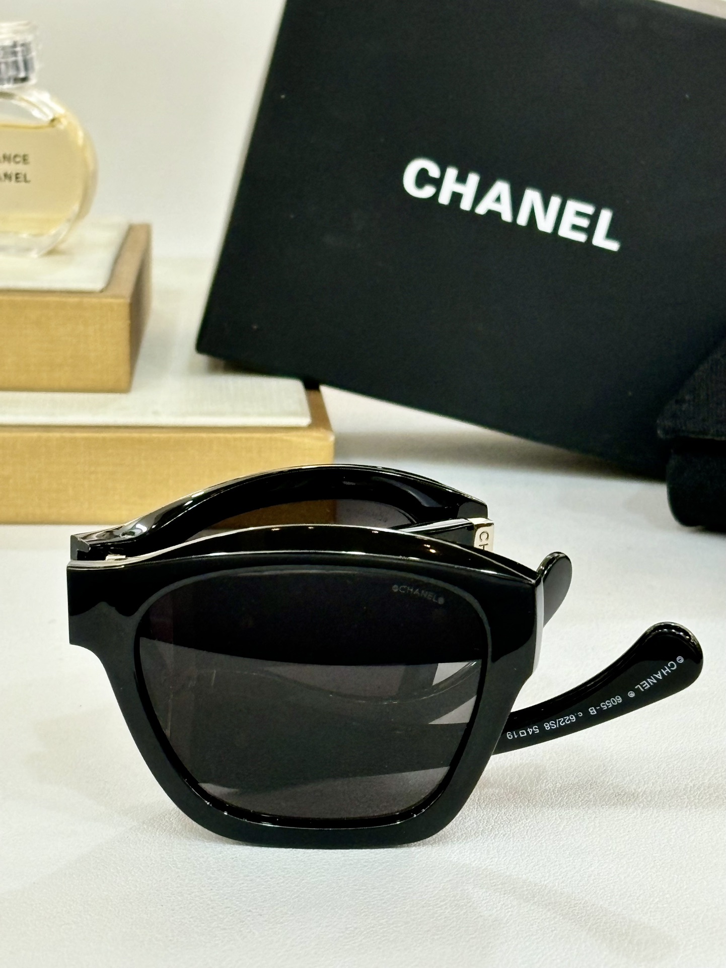 [TOP] CHANEL Fold Sunglasses - 4 Colors