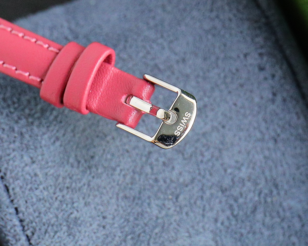 [TOP] Van Cleef & Arpels Watch - Red