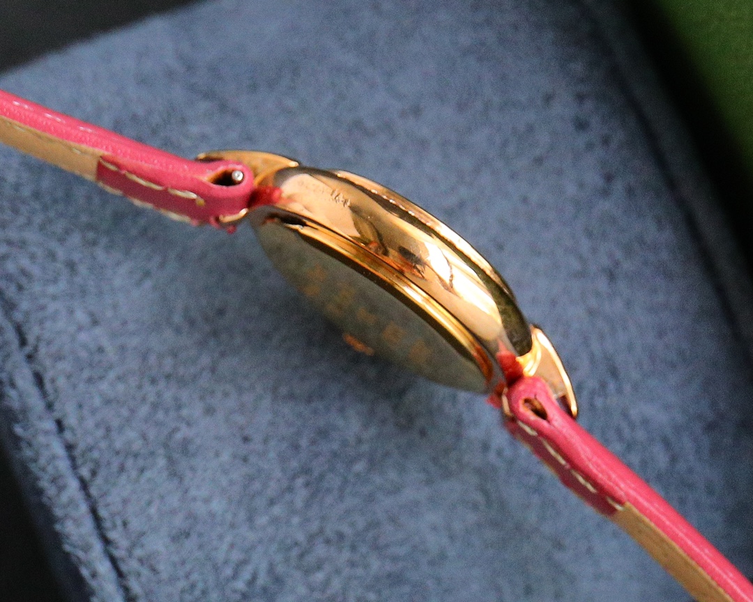 [TOP] Van Cleef & Arpels Watch - Red