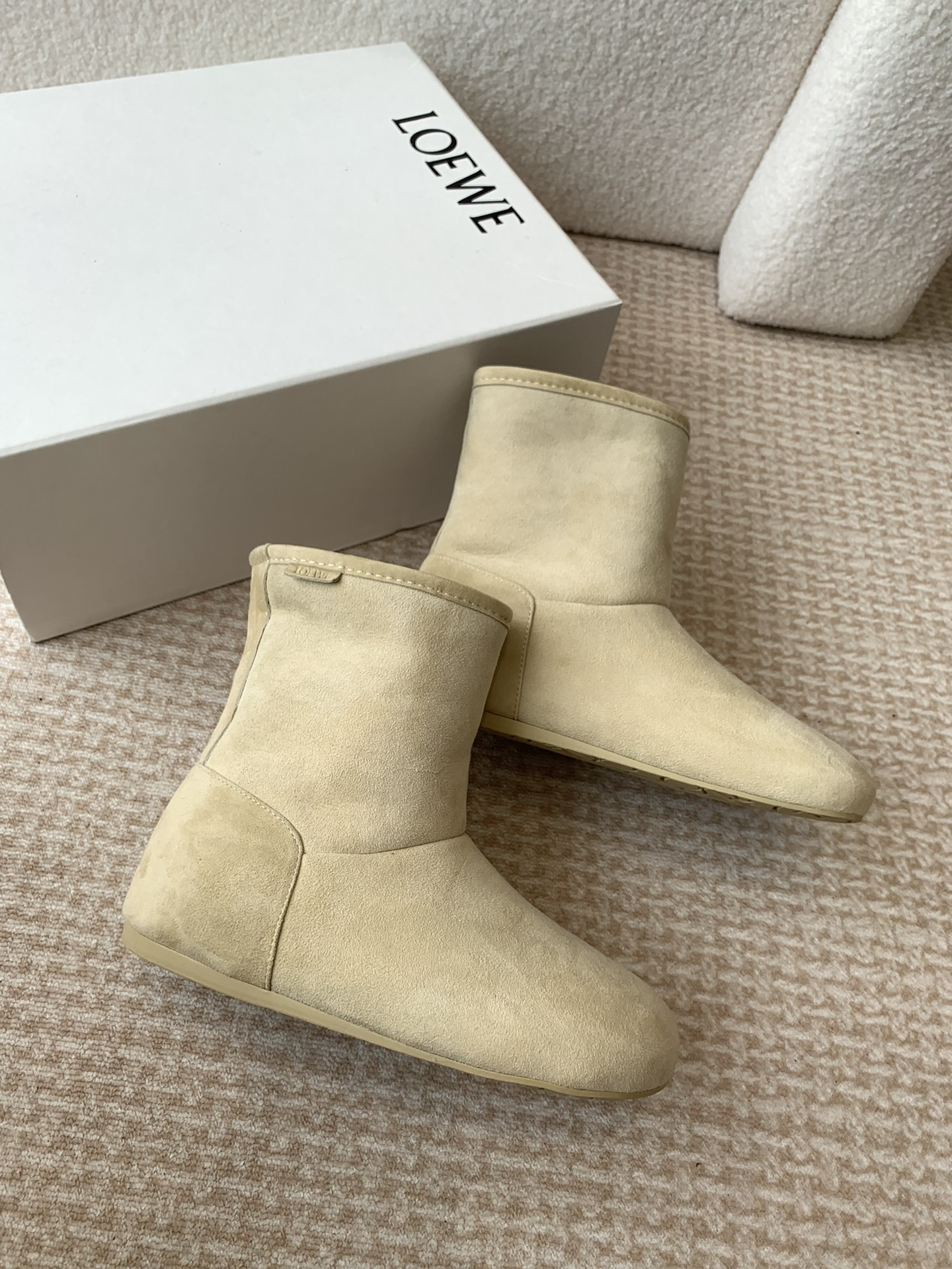 [TOP] LOEWE Fur Boots - 2 Color