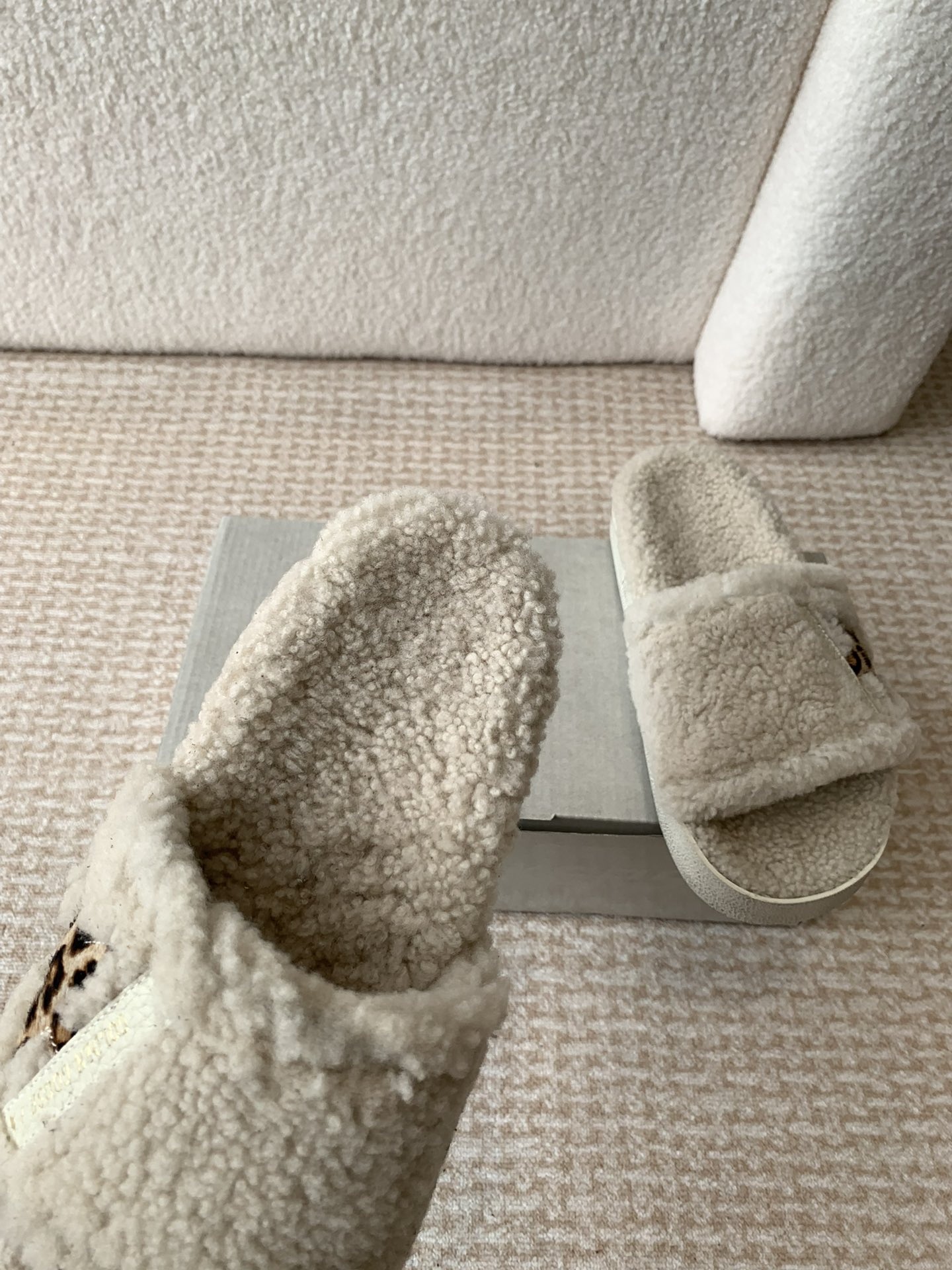 [TOP] GGDB Lambswool Slippers - Beige