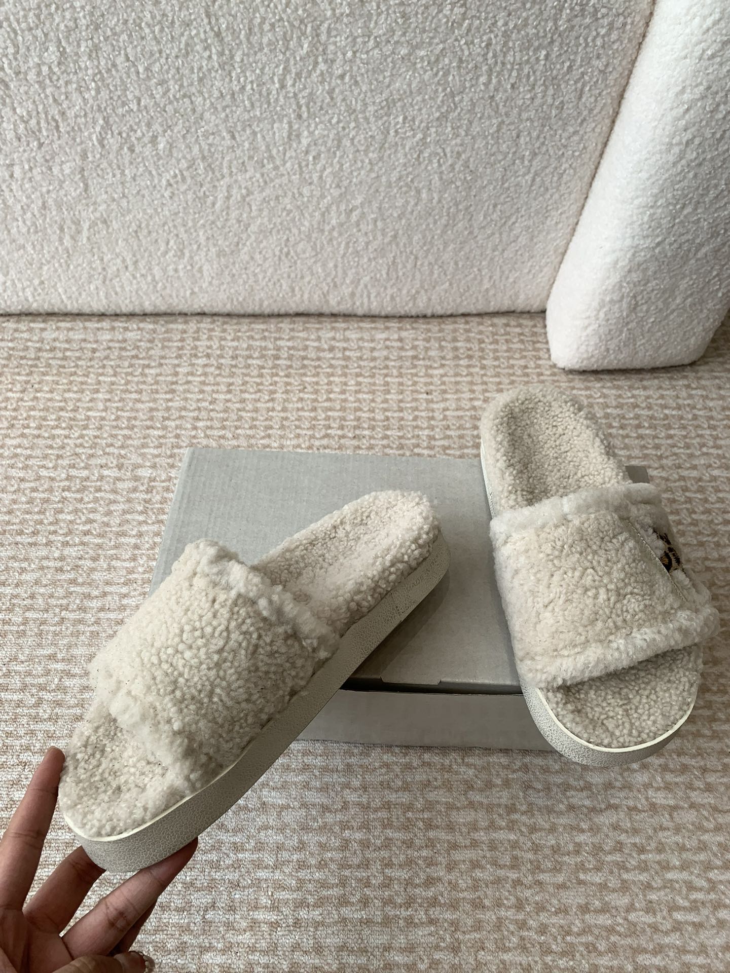 [TOP] GGDB Lambswool Slippers - Beige
