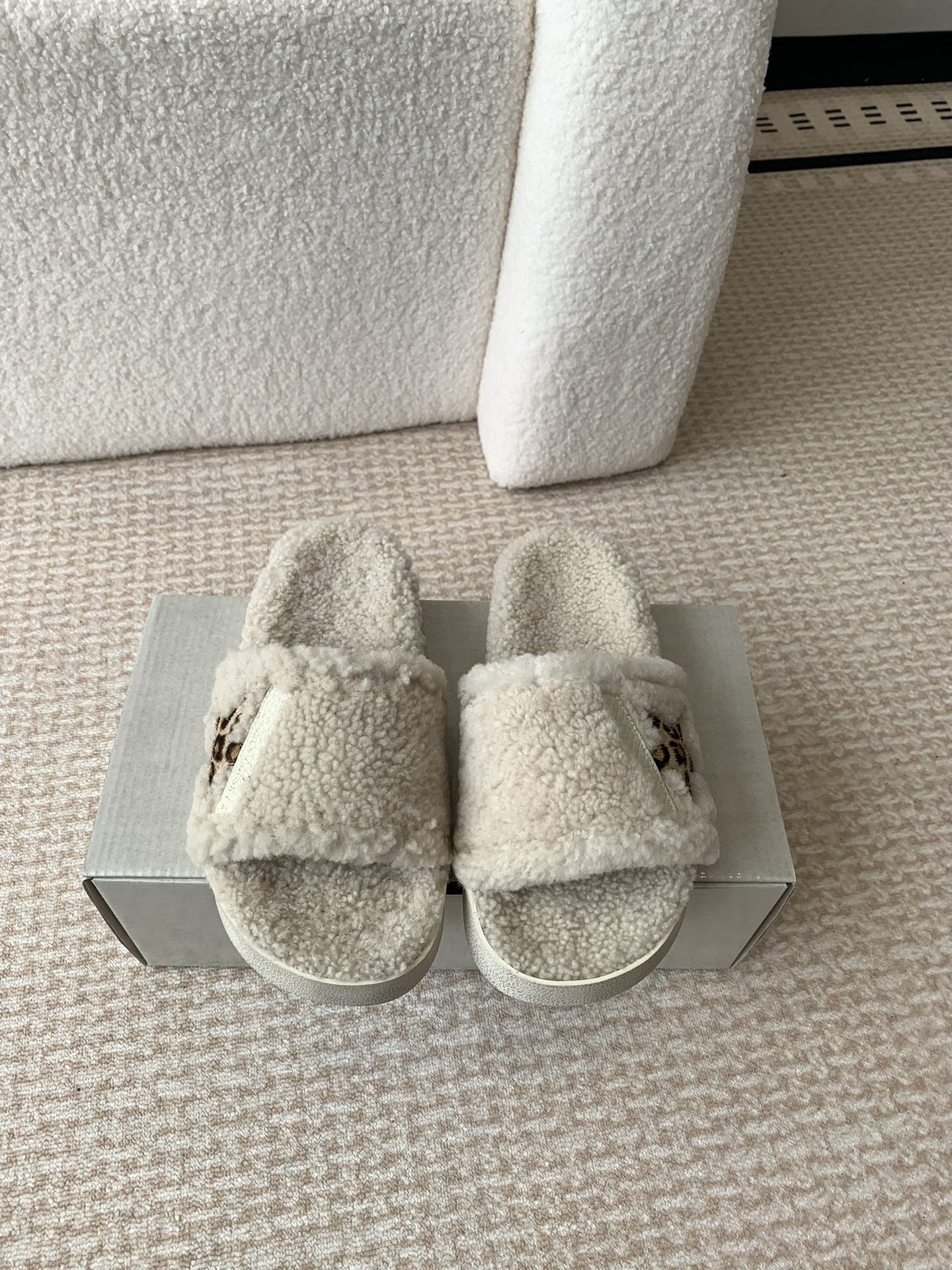 [TOP] GGDB Lambswool Slippers - Beige