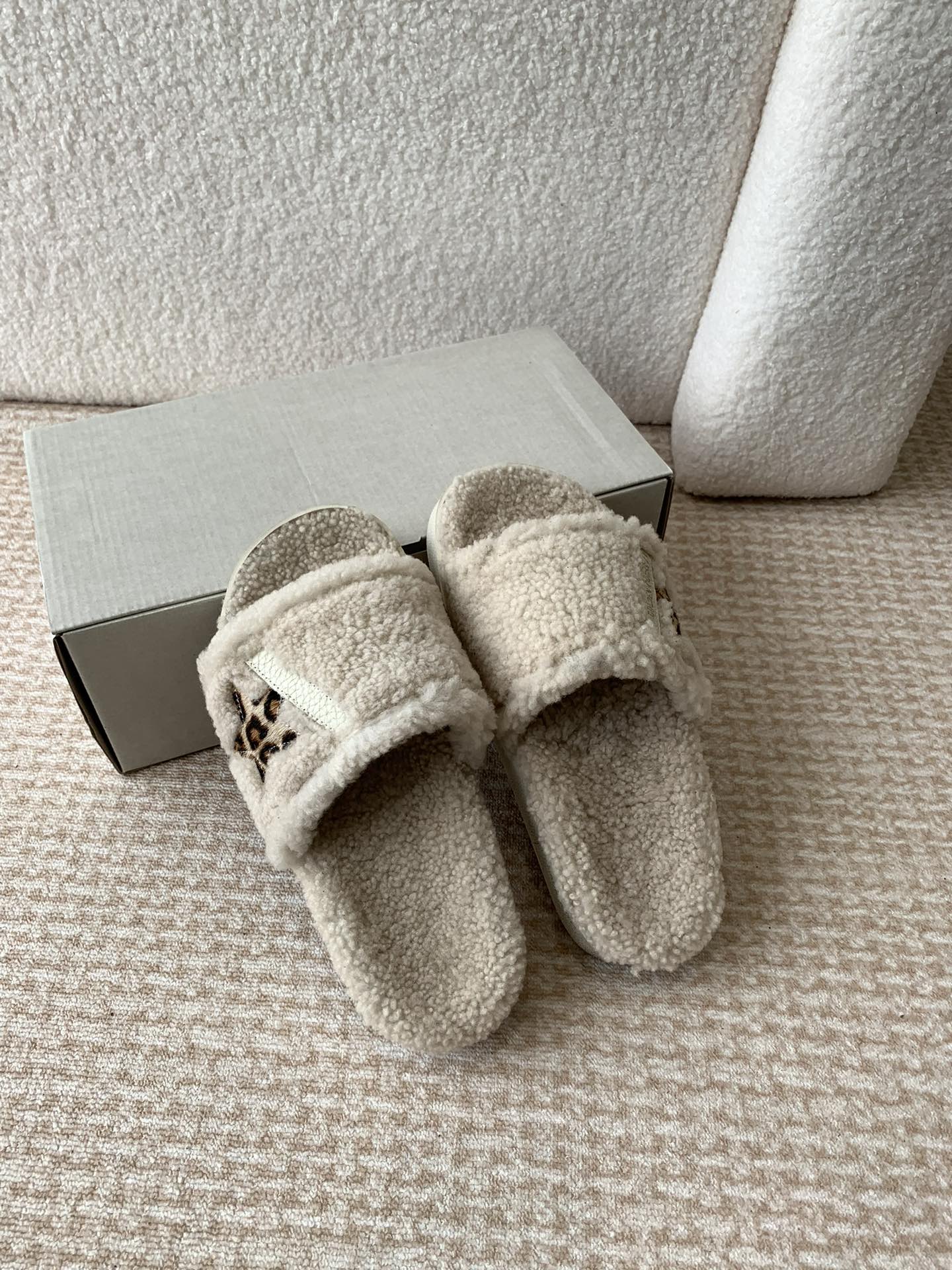 [TOP] GGDB Lambswool Slippers - Beige