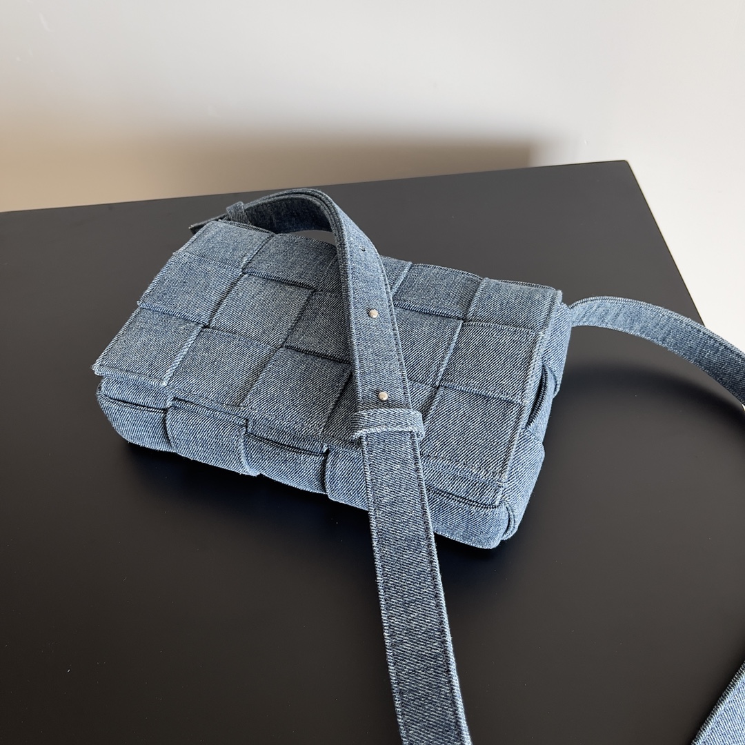[TOP] Bottega Veneta BV Cassette Bag Denim 23x15x5cm - Blue