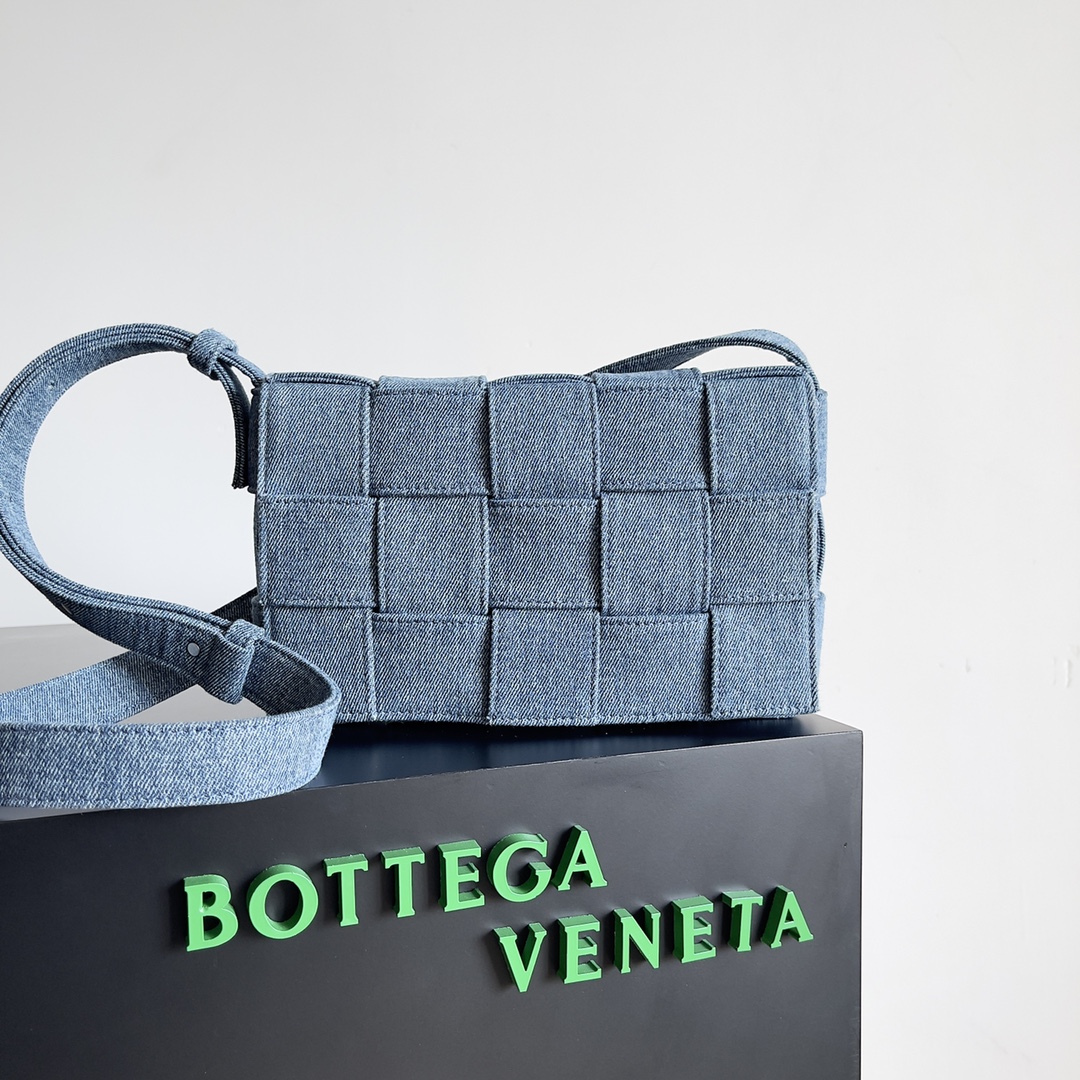 [TOP] Bottega Veneta BV Cassette Bag Denim 23x15x5cm - Blue
