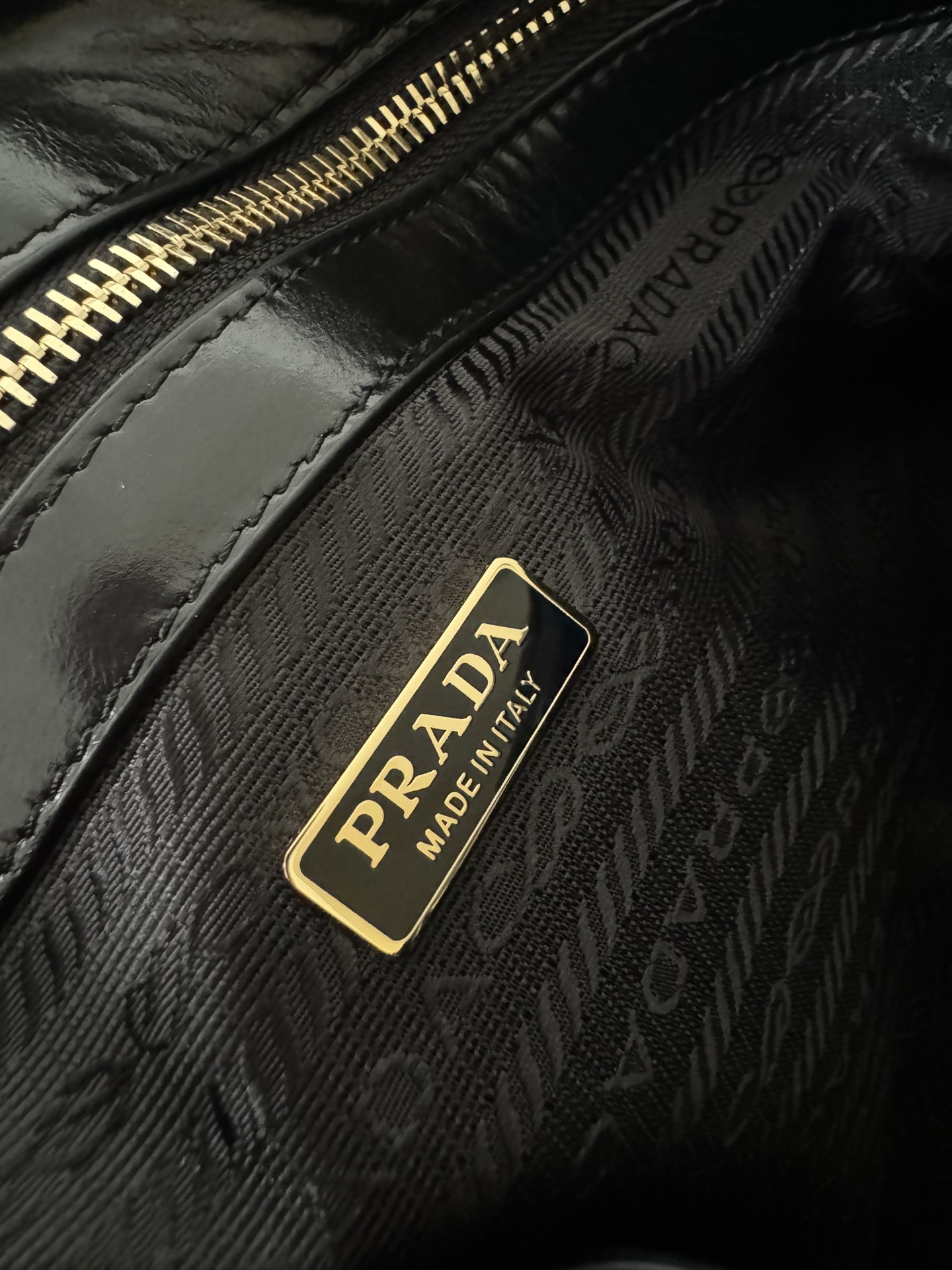 [Top] PRADA Oil Wax Leather Bag 31x15x12cm - Black