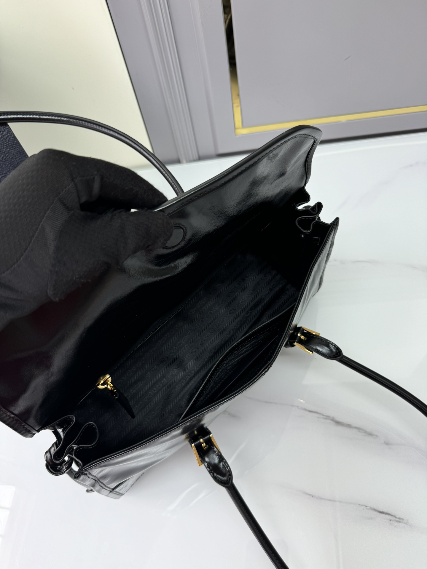 [Top] PRADA Oil Wax Leather Bag 31x15x12cm - Black
