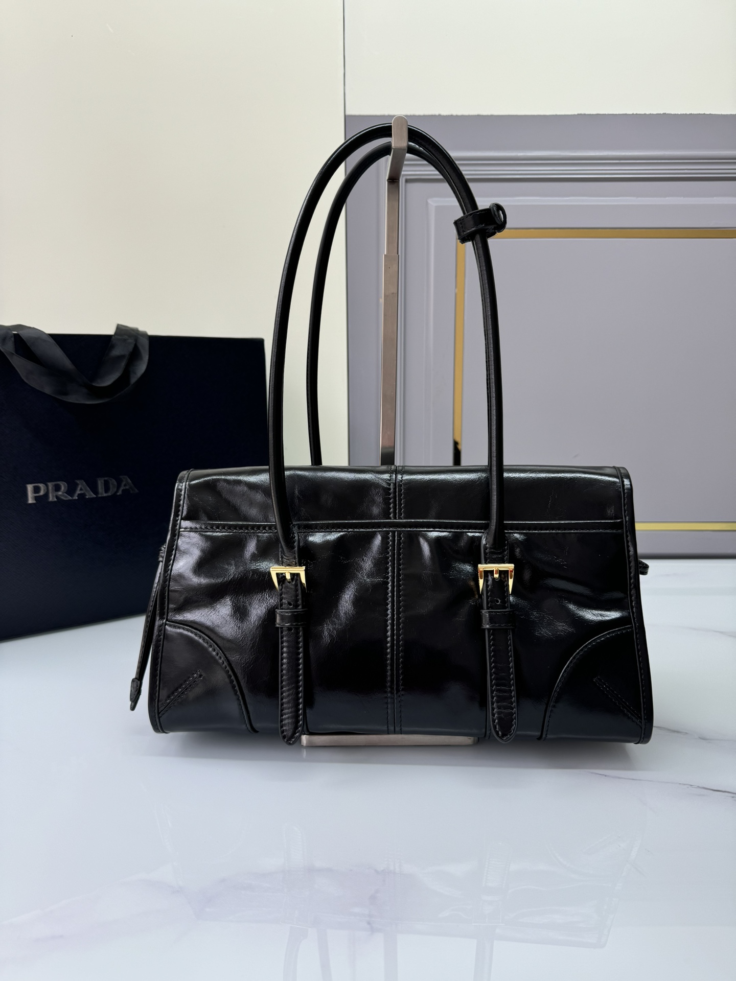 [Top] PRADA Oil Wax Leather Bag 31x15x12cm - Black