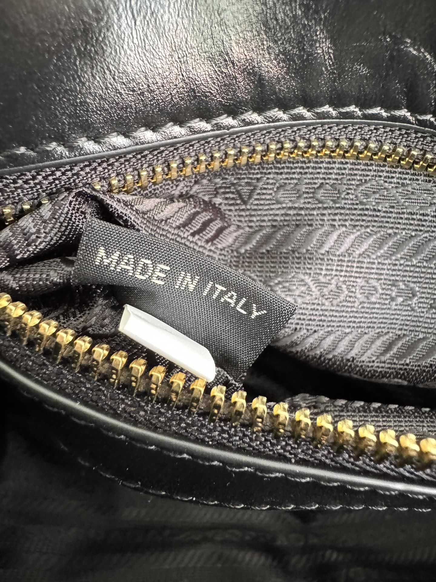 [Top] PRADA Oil Wax Leather Bag 31x15x12cm - Black