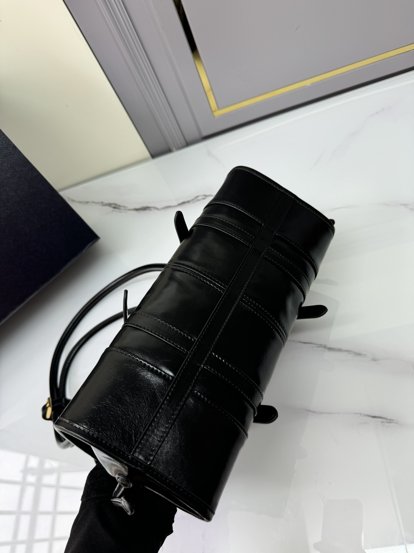 [Top] PRADA Oil Wax Leather Bag 31x15x12cm - Black