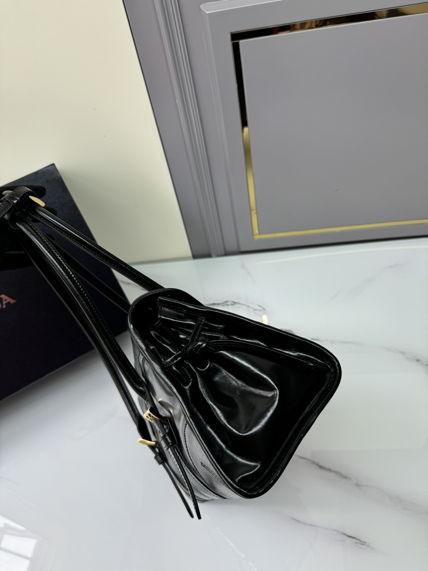 [Top] PRADA Oil Wax Leather Bag 31x15x12cm - Black