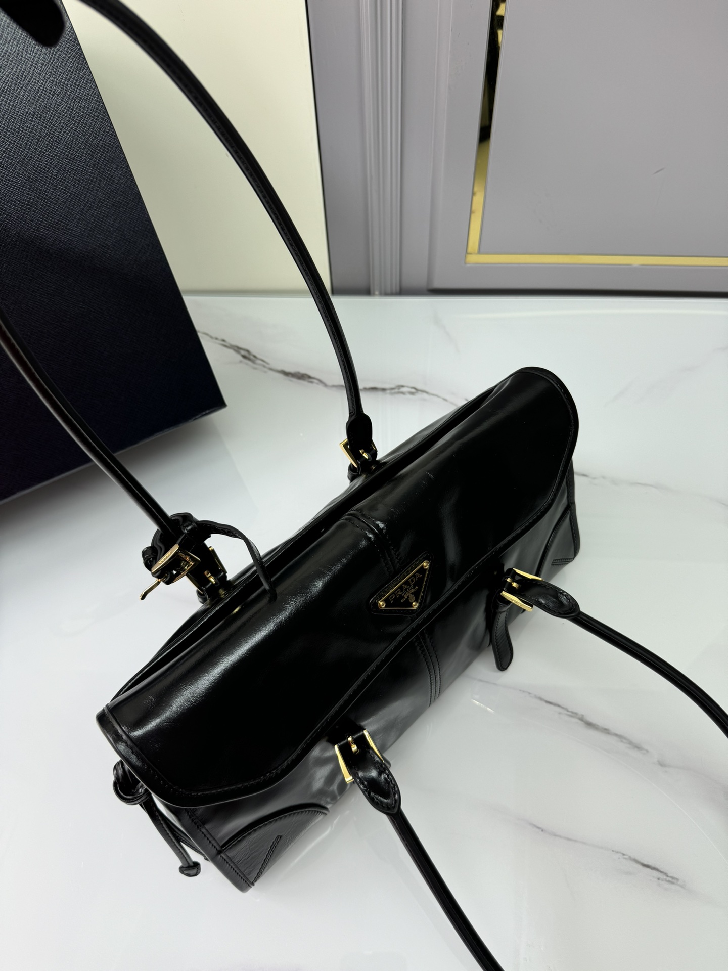 [Top] PRADA Oil Wax Leather Bag 31x15x12cm - Black