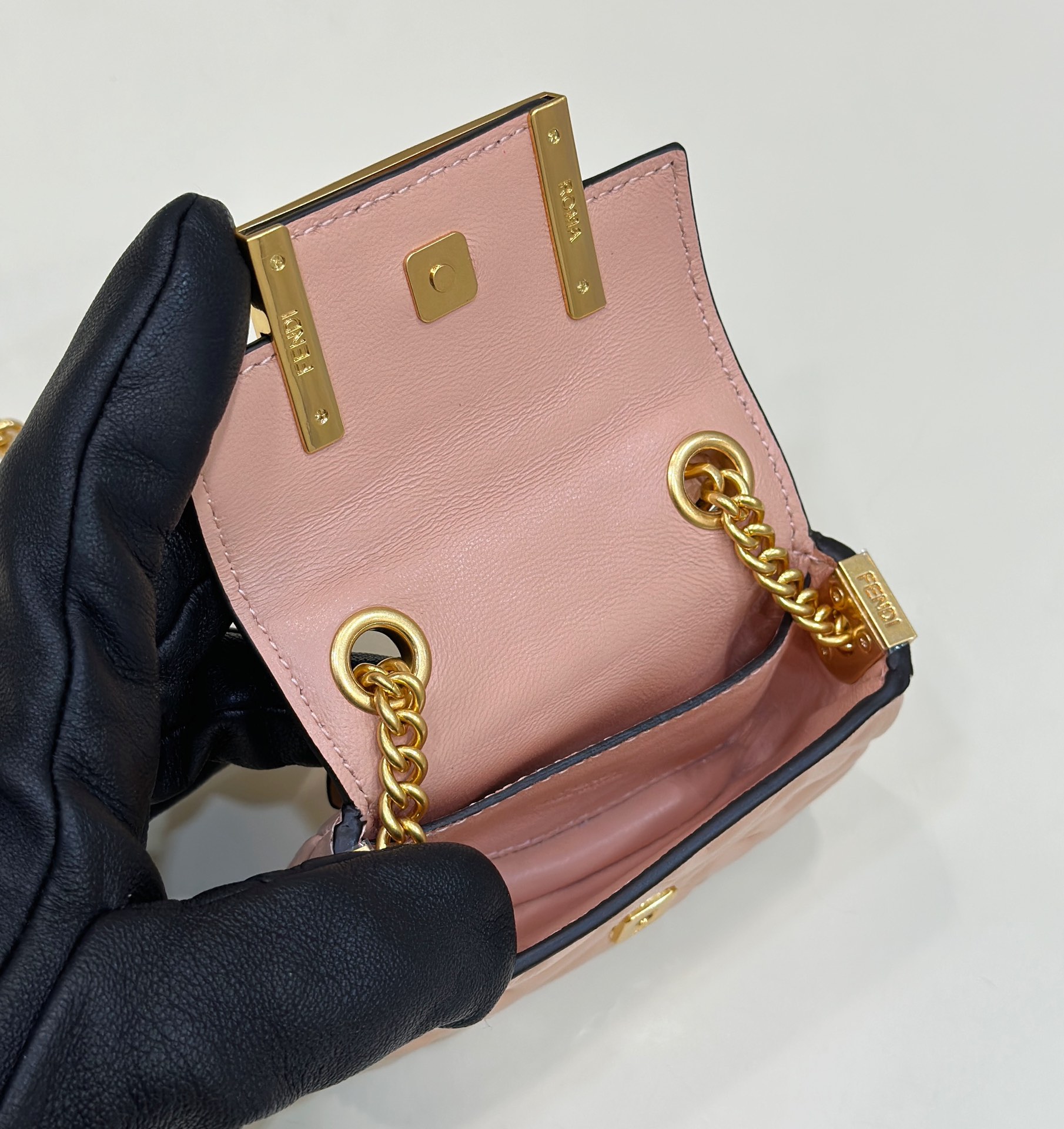 [TOP] FENDI Mini Baguette Bag 11/3/7cm-Pink