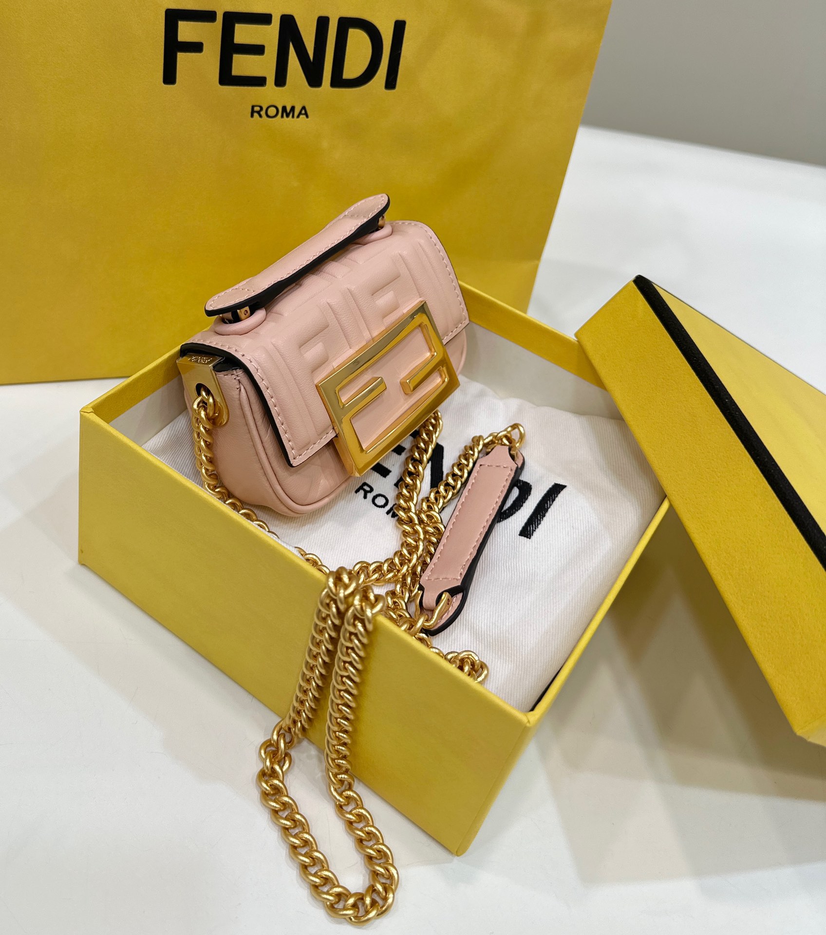[TOP] FENDI Mini Baguette Bag 11/3/7cm-Pink