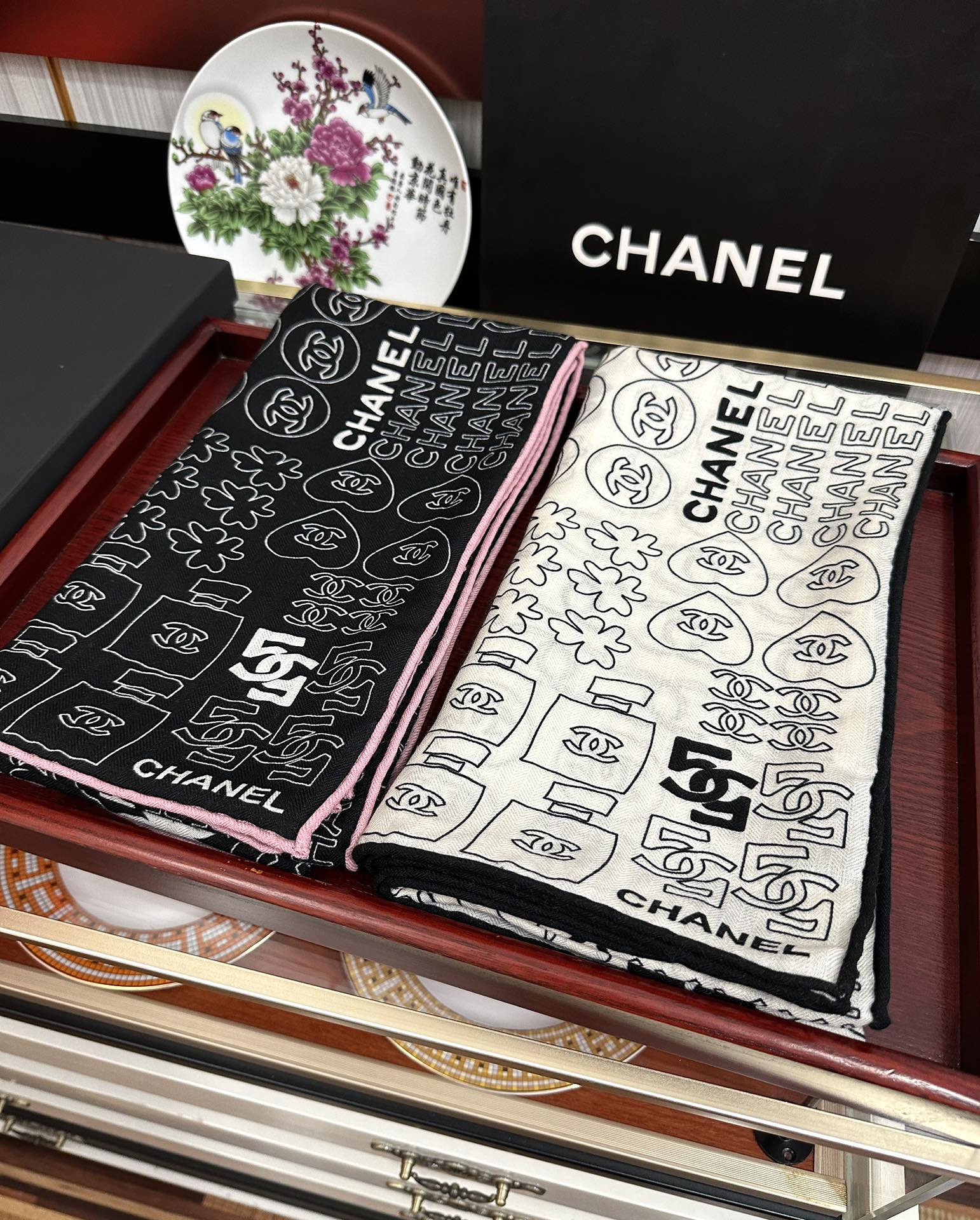 [TOP] Chanel Classic Camellia Scarf 140x140 cm - 2 Colors