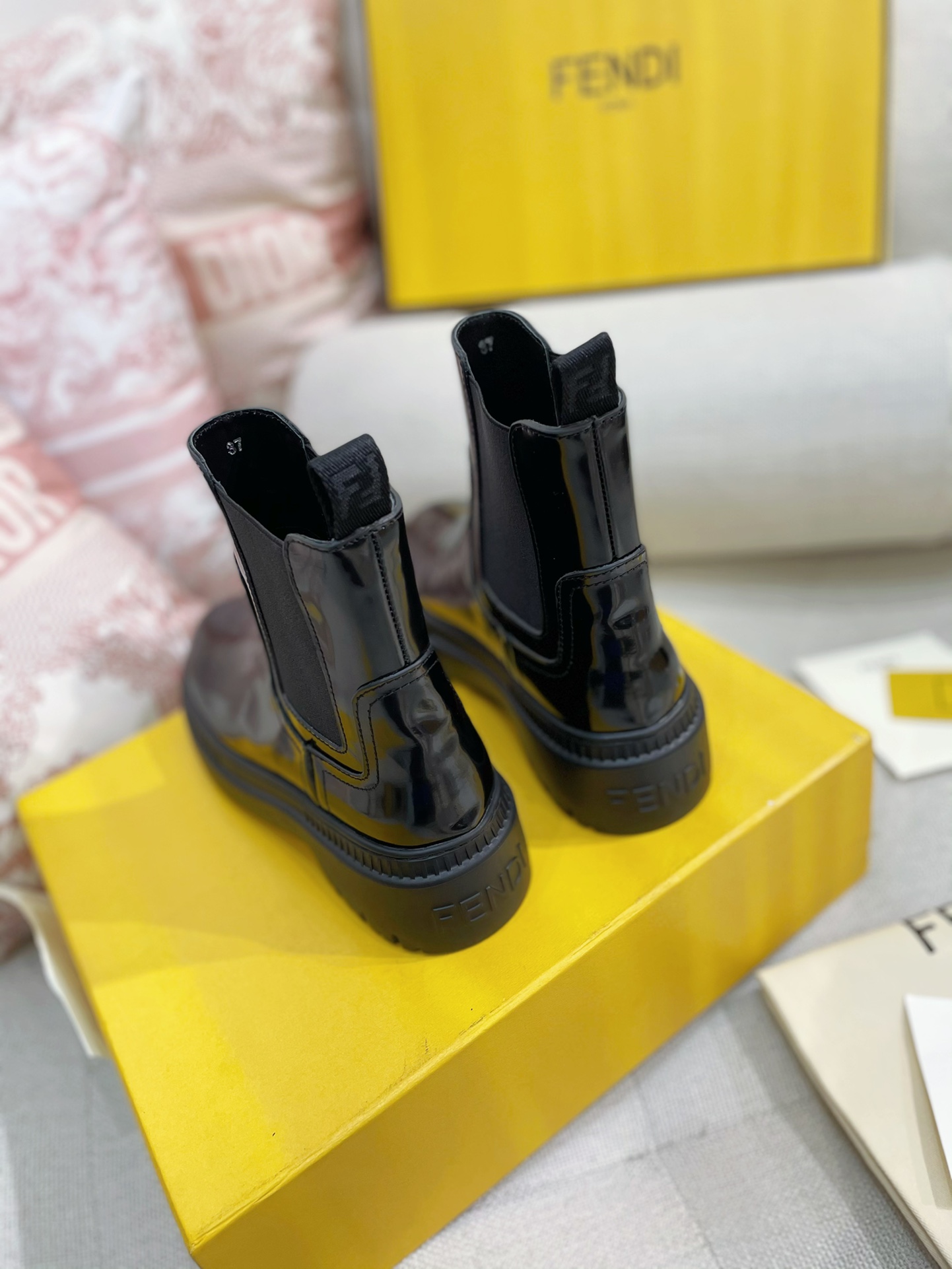 [TOP] FENDI Round Toe Chelsea Boots - Black