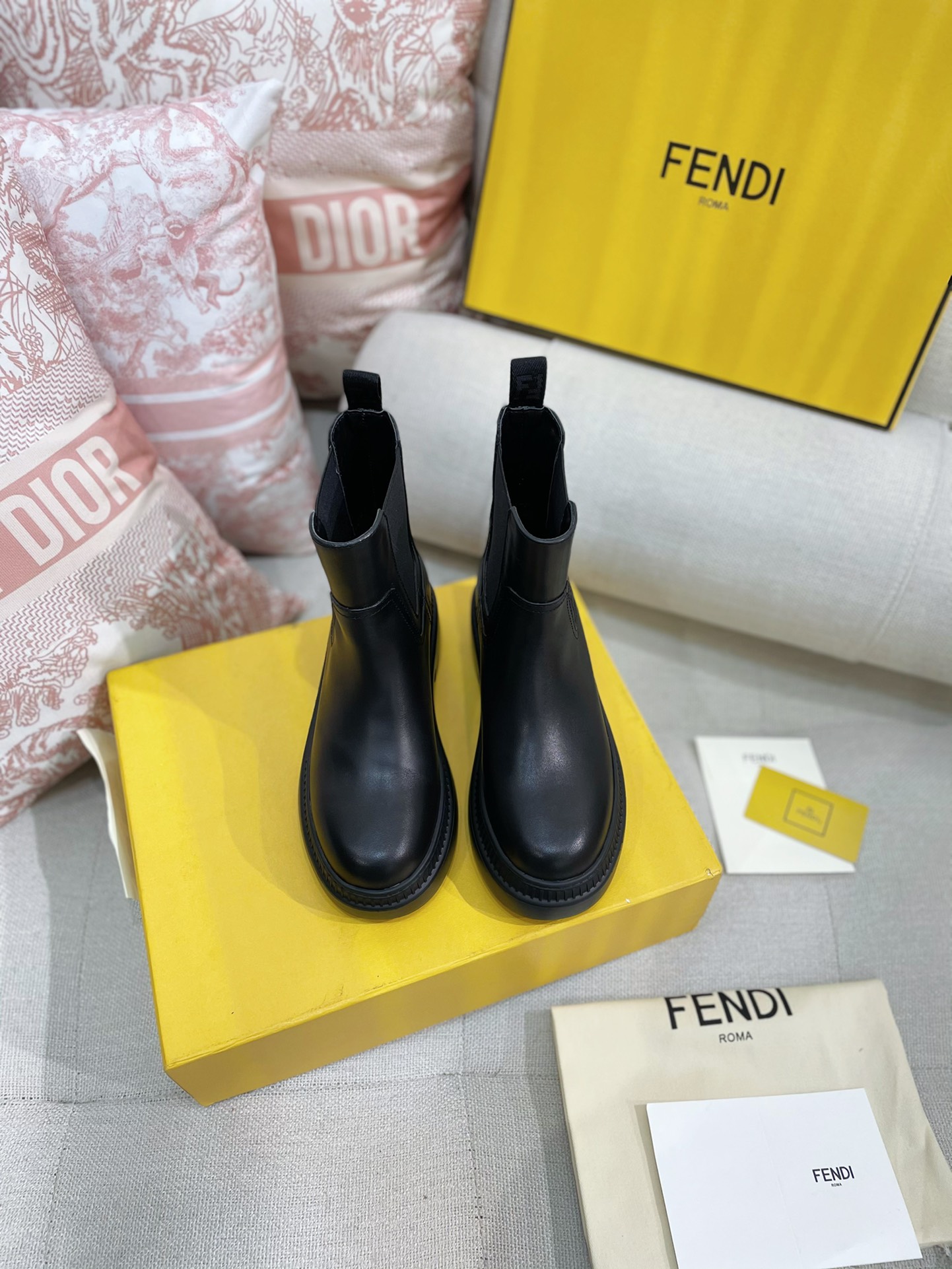 [TOP] FENDI Round Toe Chelsea Boots - Black