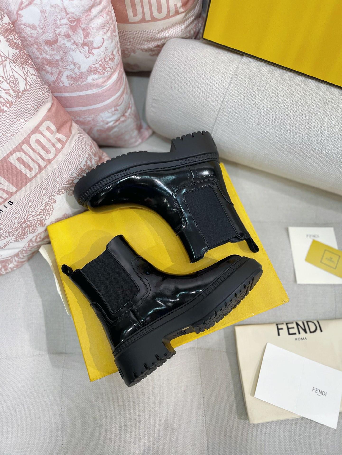 [TOP] FENDI Round Toe Chelsea Boots - Black