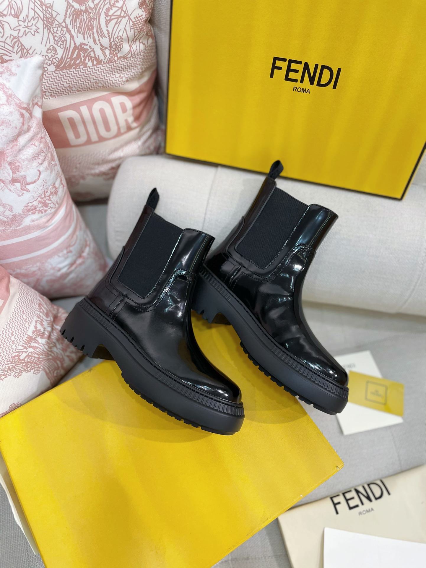 [TOP] FENDI Round Toe Chelsea Boots - Black