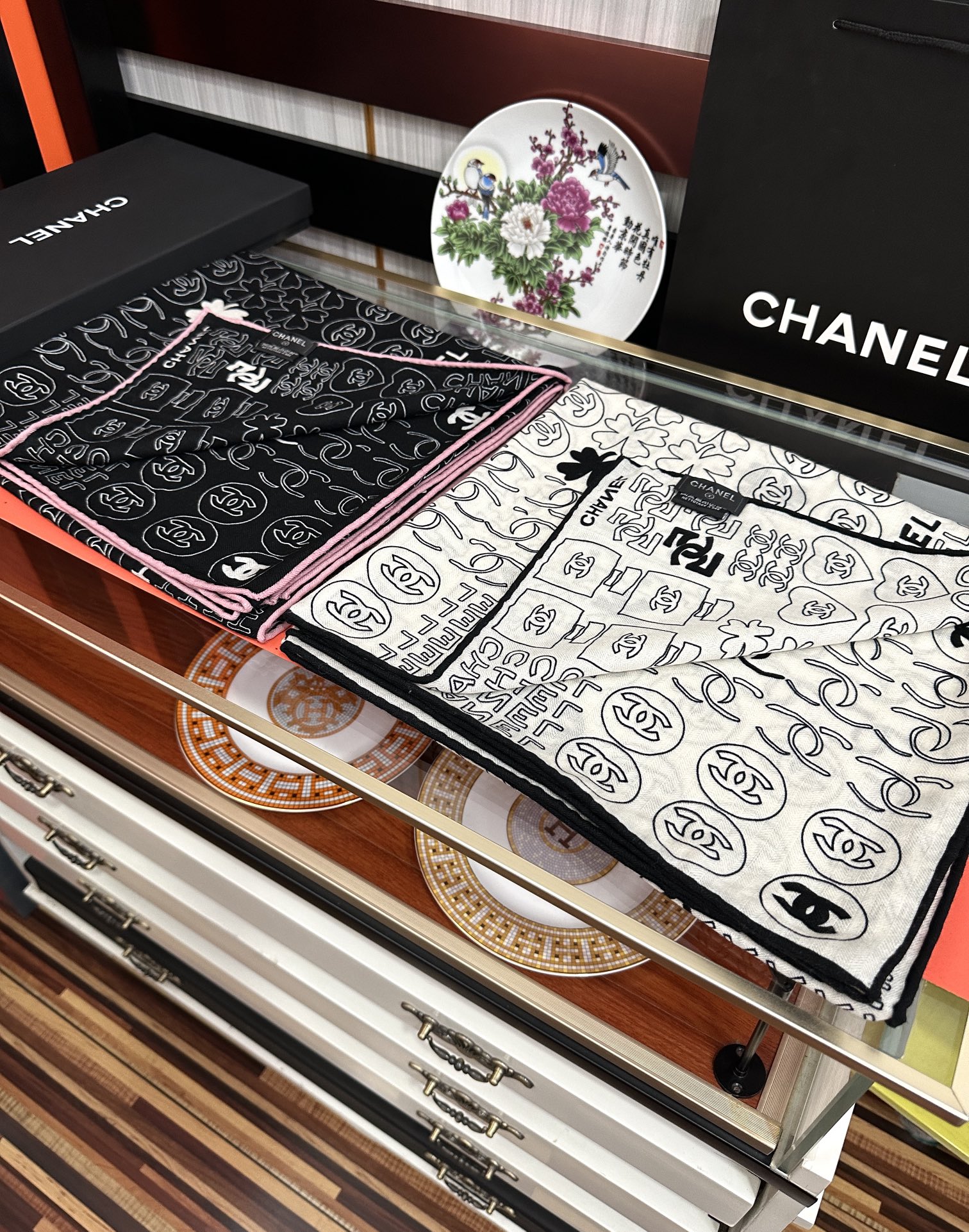 [TOP] Chanel Classic Camellia Scarf 140x140 cm - 2 Colors