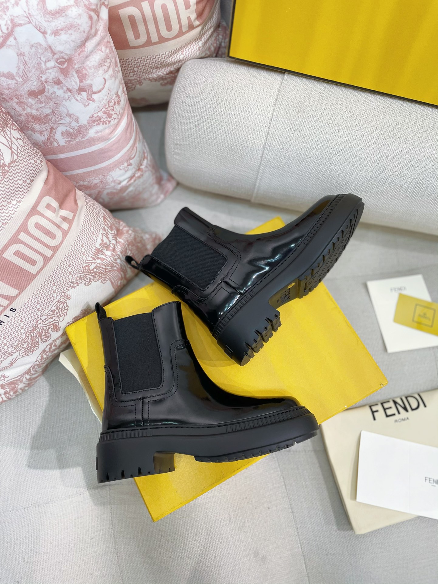 [TOP] FENDI Round Toe Chelsea Boots - Black