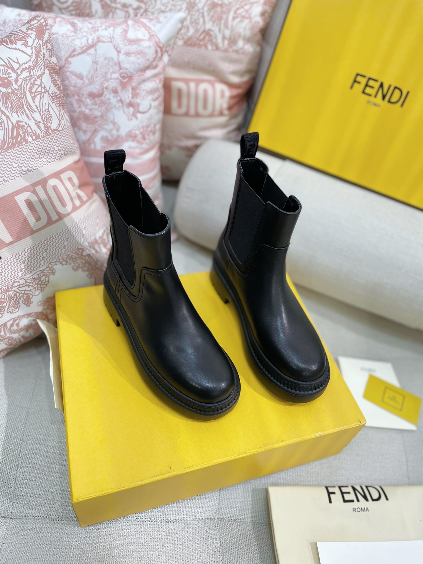 [TOP] FENDI Round Toe Chelsea Boots - Black