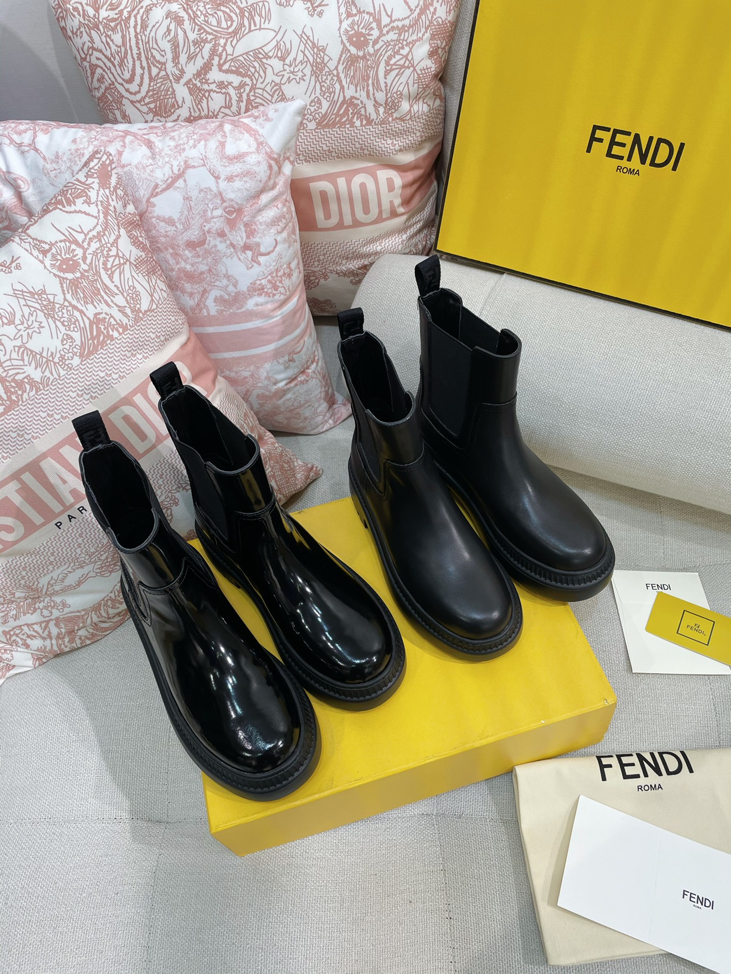 [TOP] FENDI Round Toe Chelsea Boots - Black