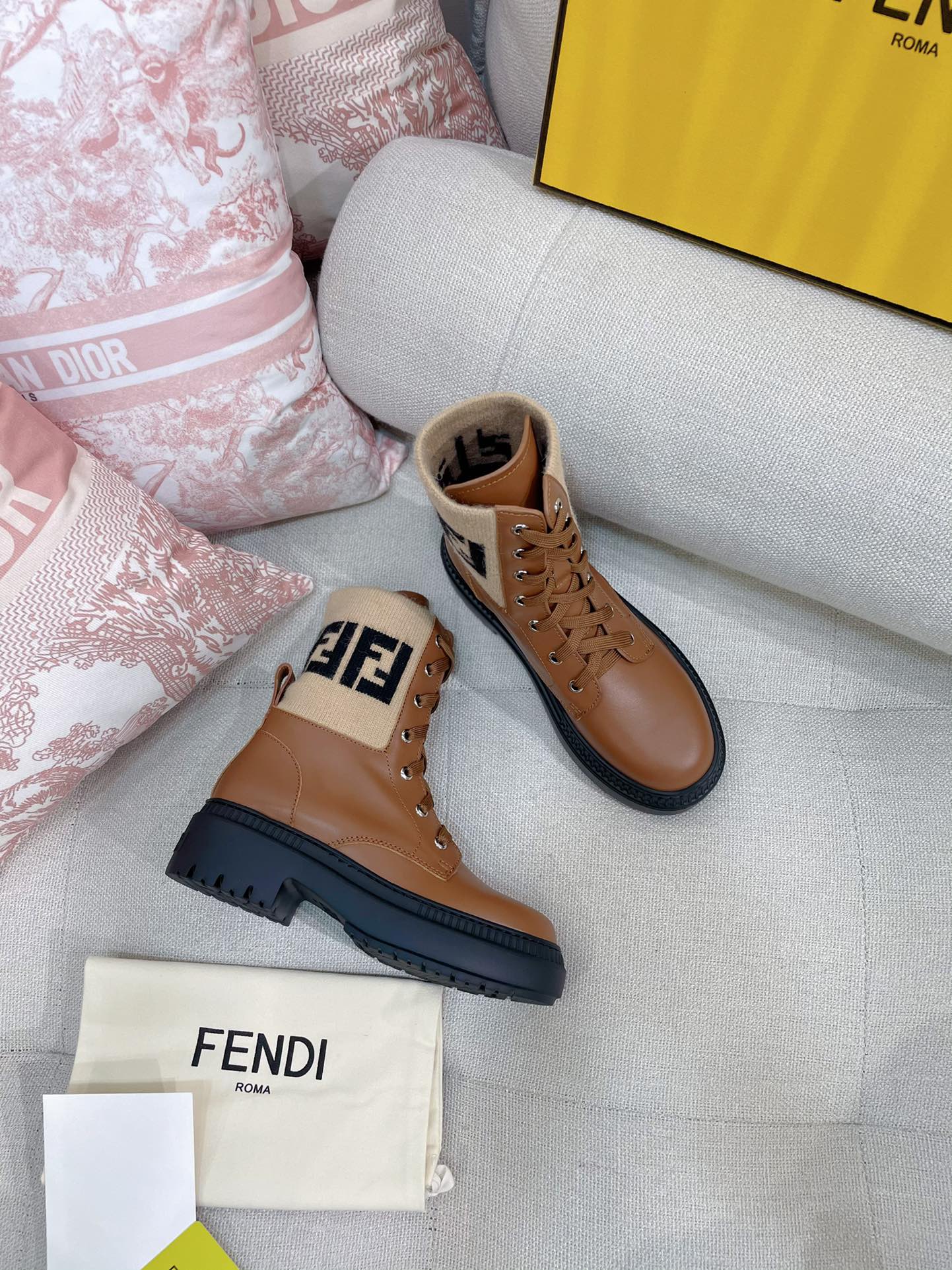 [TOP] FENDI Short-tube Martin Boots - 2 Color