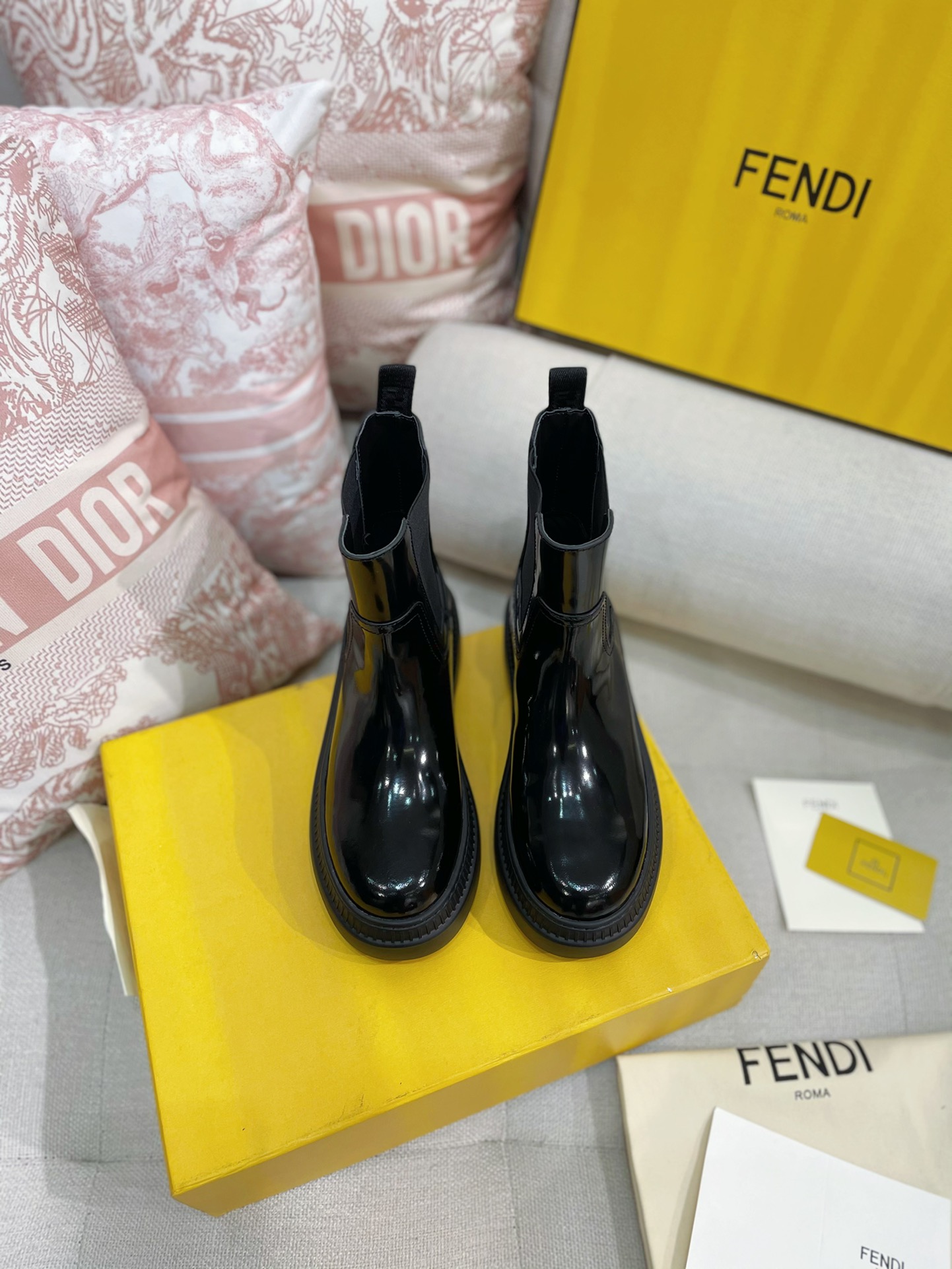 [TOP] FENDI Round Toe Chelsea Boots - Black