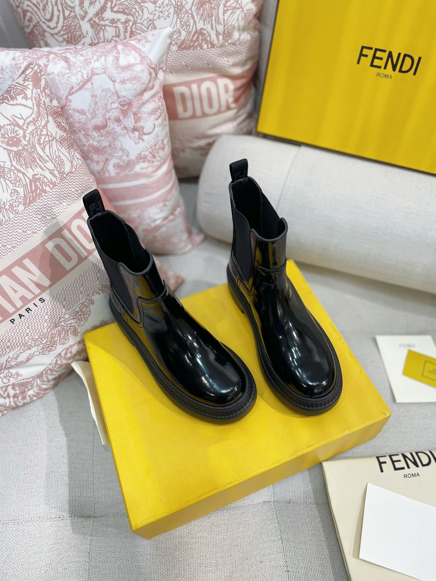 [TOP] FENDI Round Toe Chelsea Boots - Black