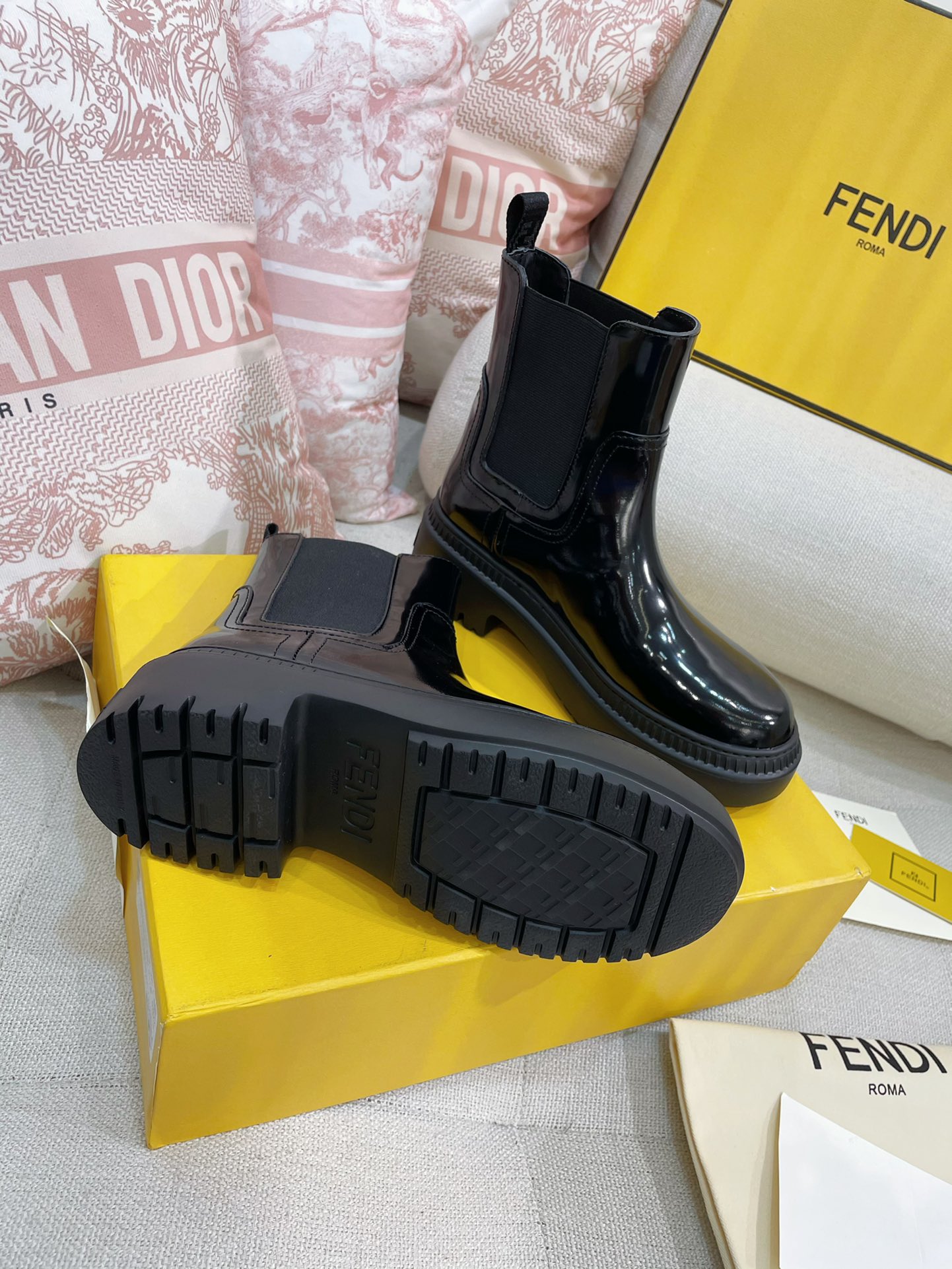 [TOP] FENDI Round Toe Chelsea Boots - Black